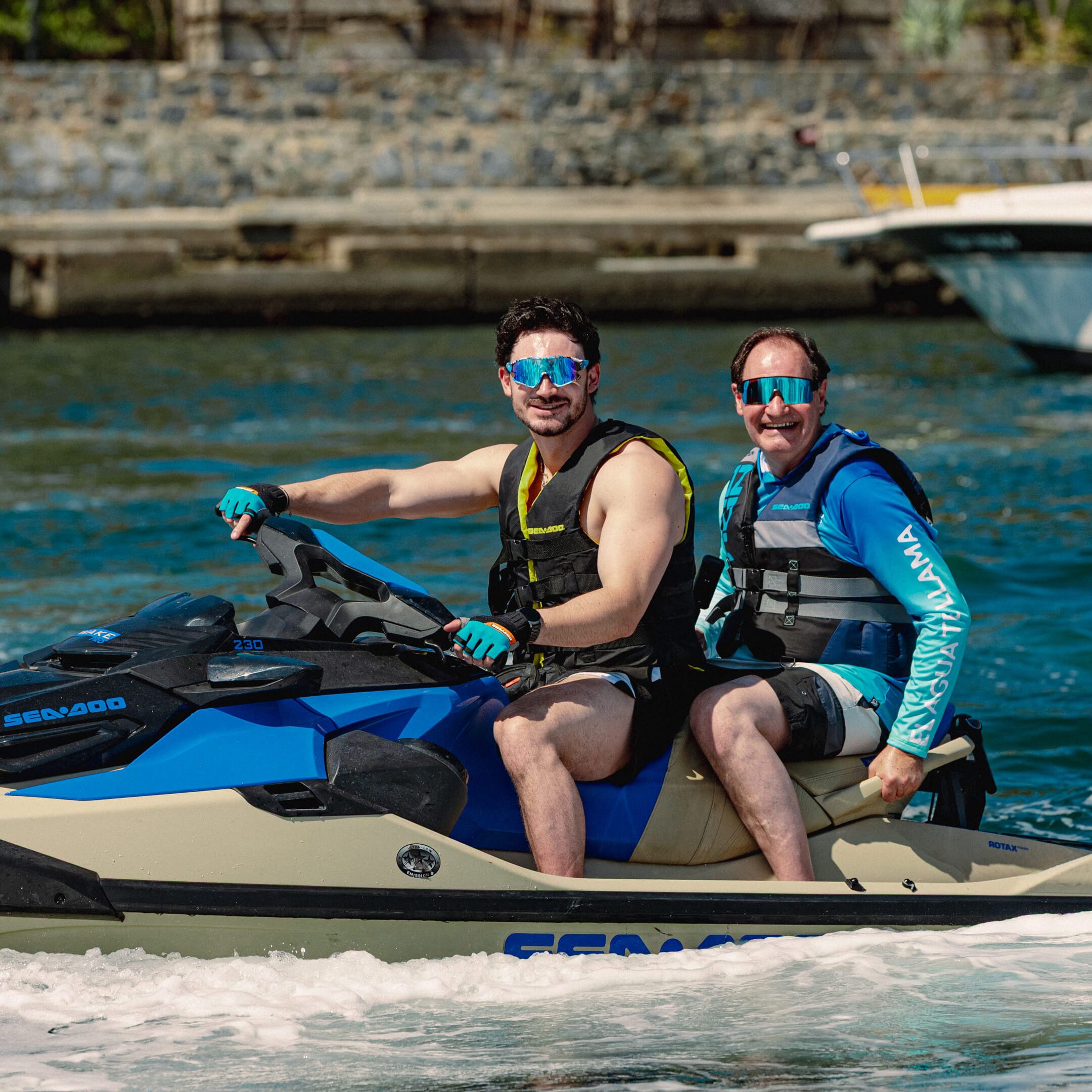 Hombre conduciendo una Sea-Doo