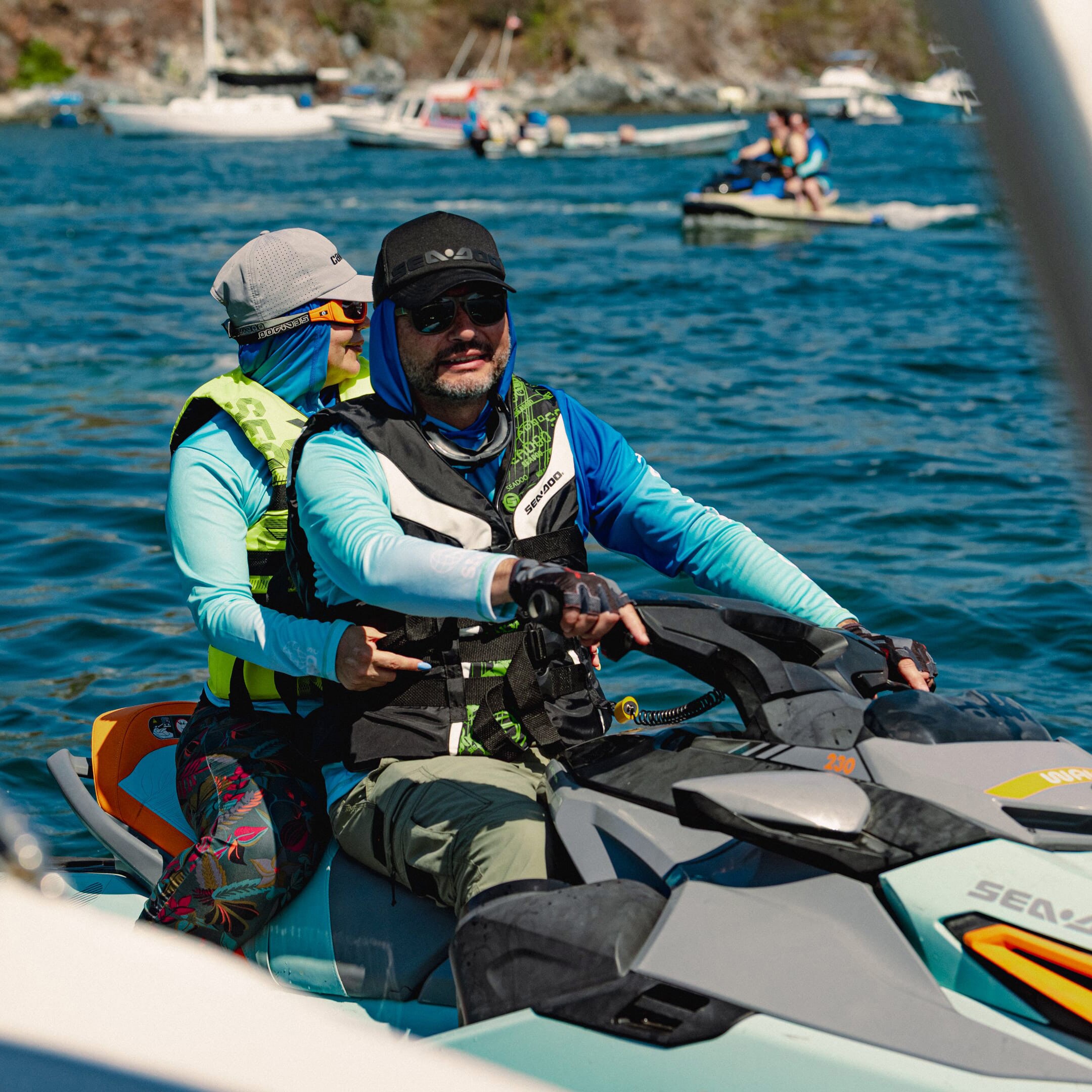 Hombre conduciendo una Sea-Doo