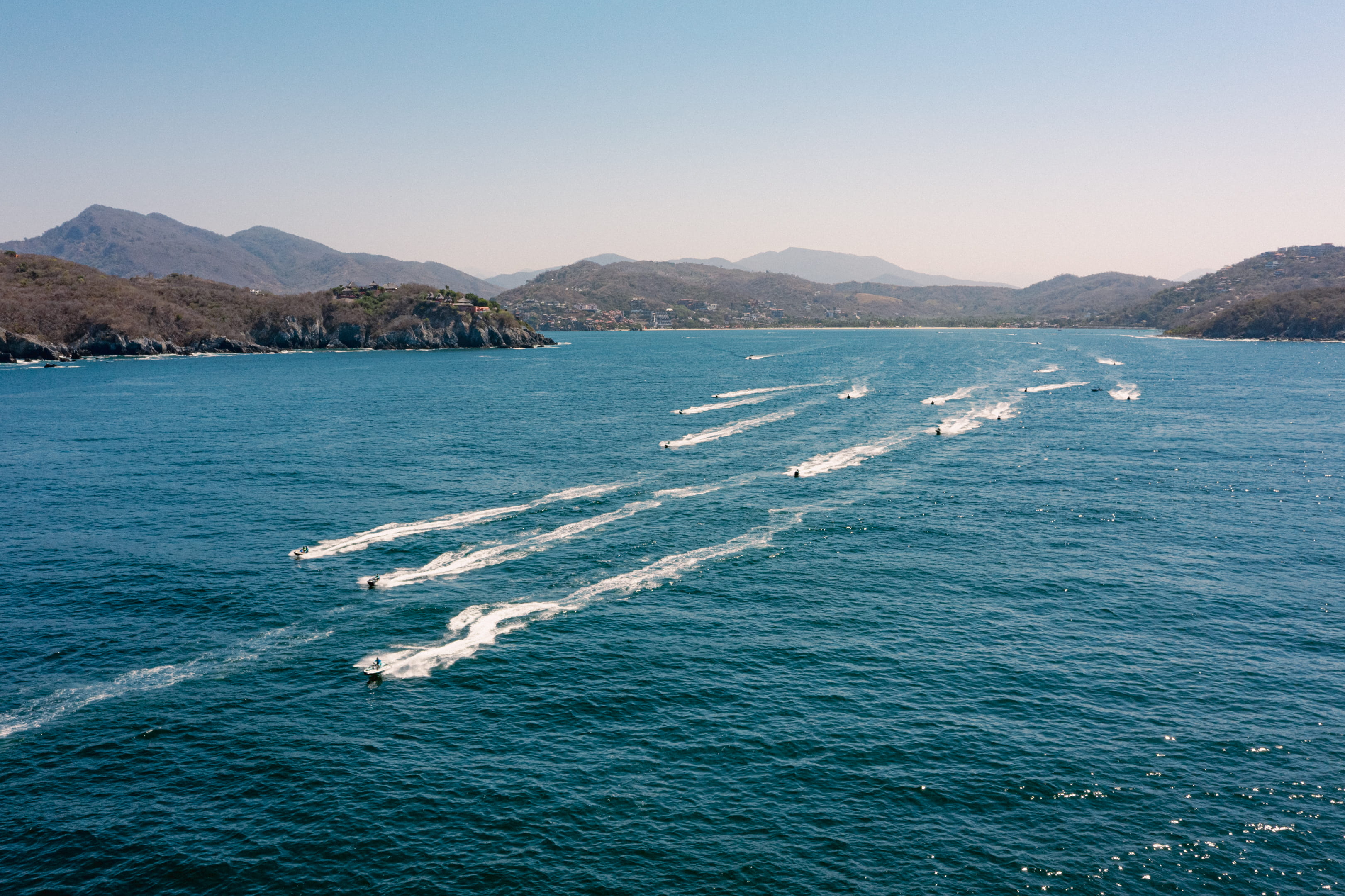 Grupo de conductores en el mar