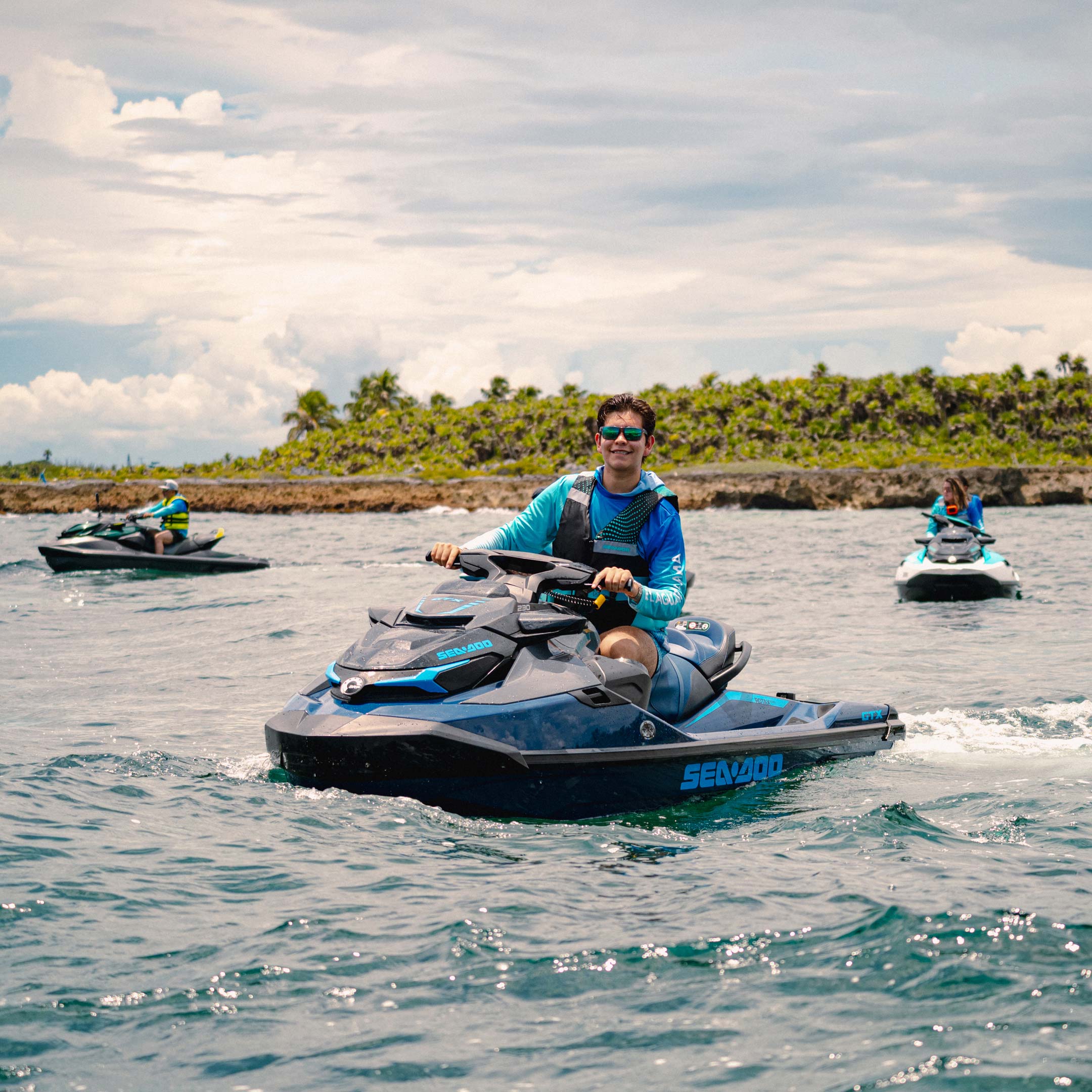 Personas conduciendo en el agua