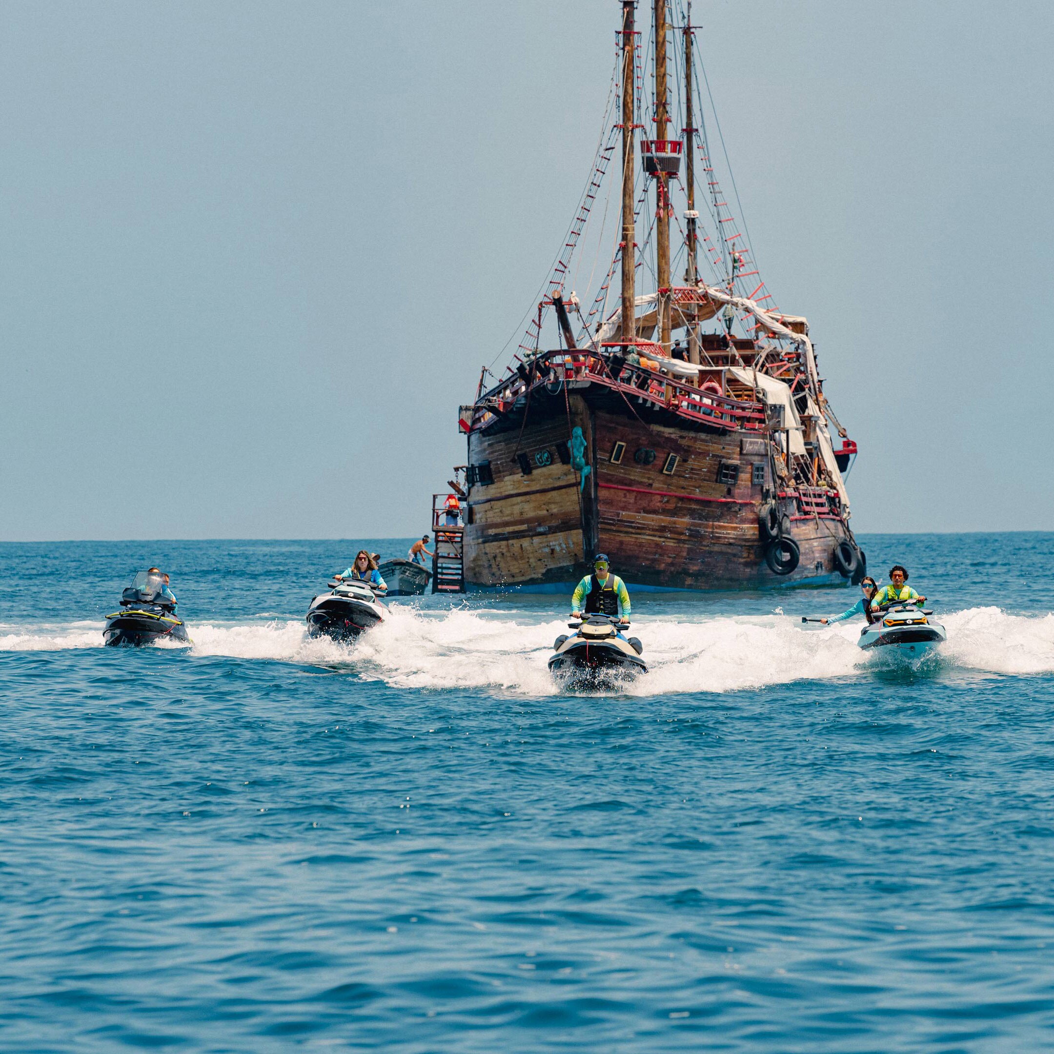 Grupo de conductores en el agua