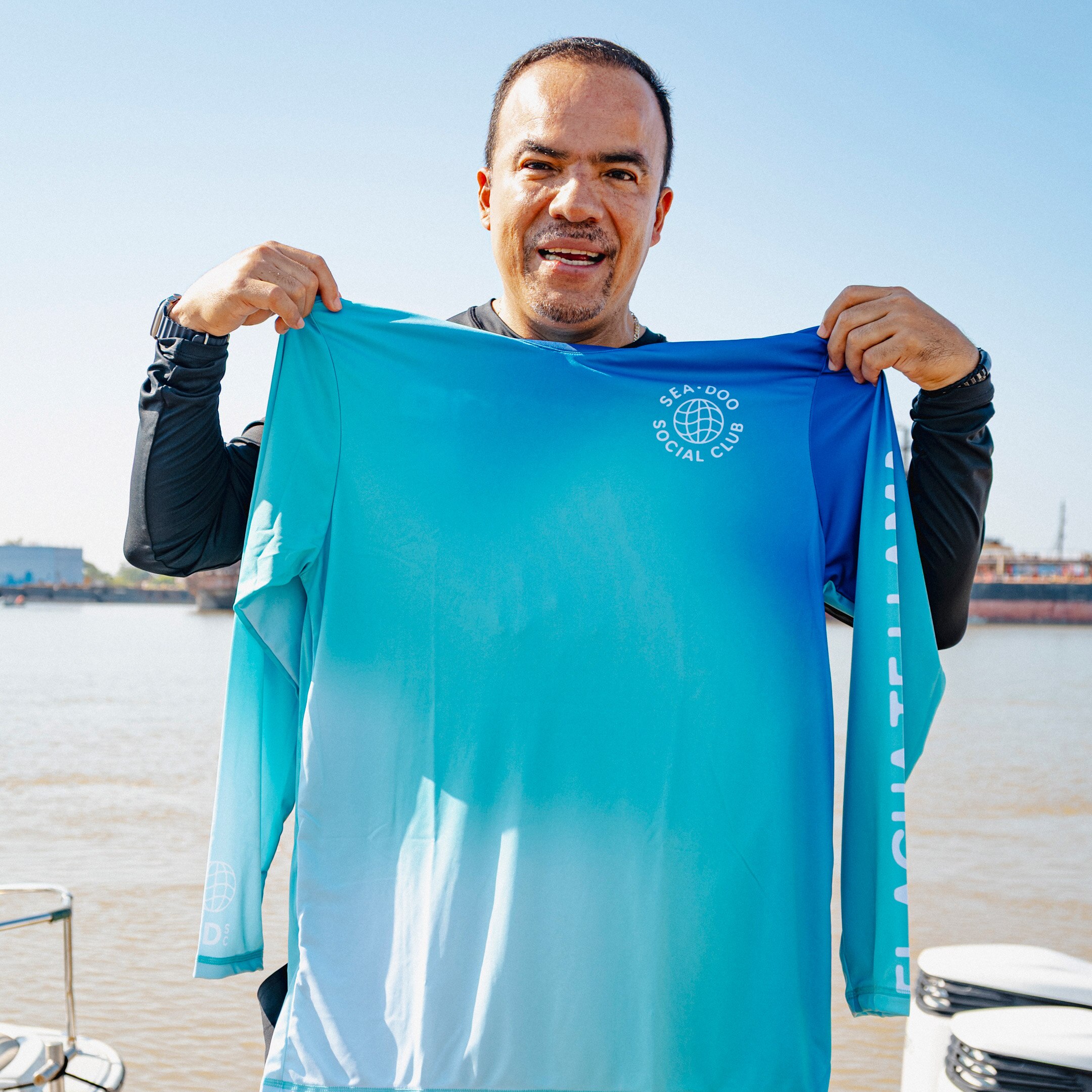 Hombre mostrando su jersey SDSC