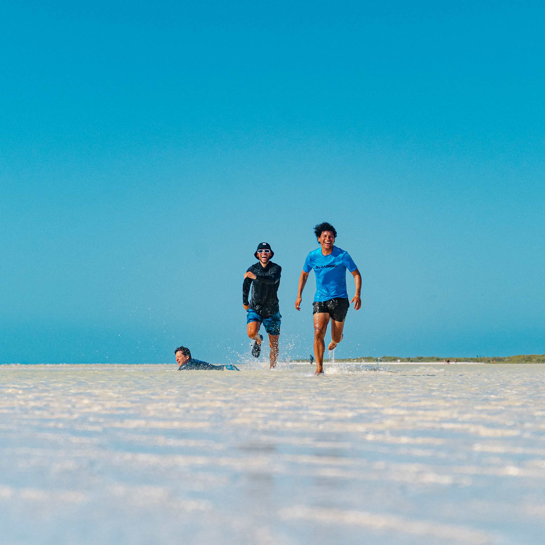 Hombres divirtiéndose en el agua