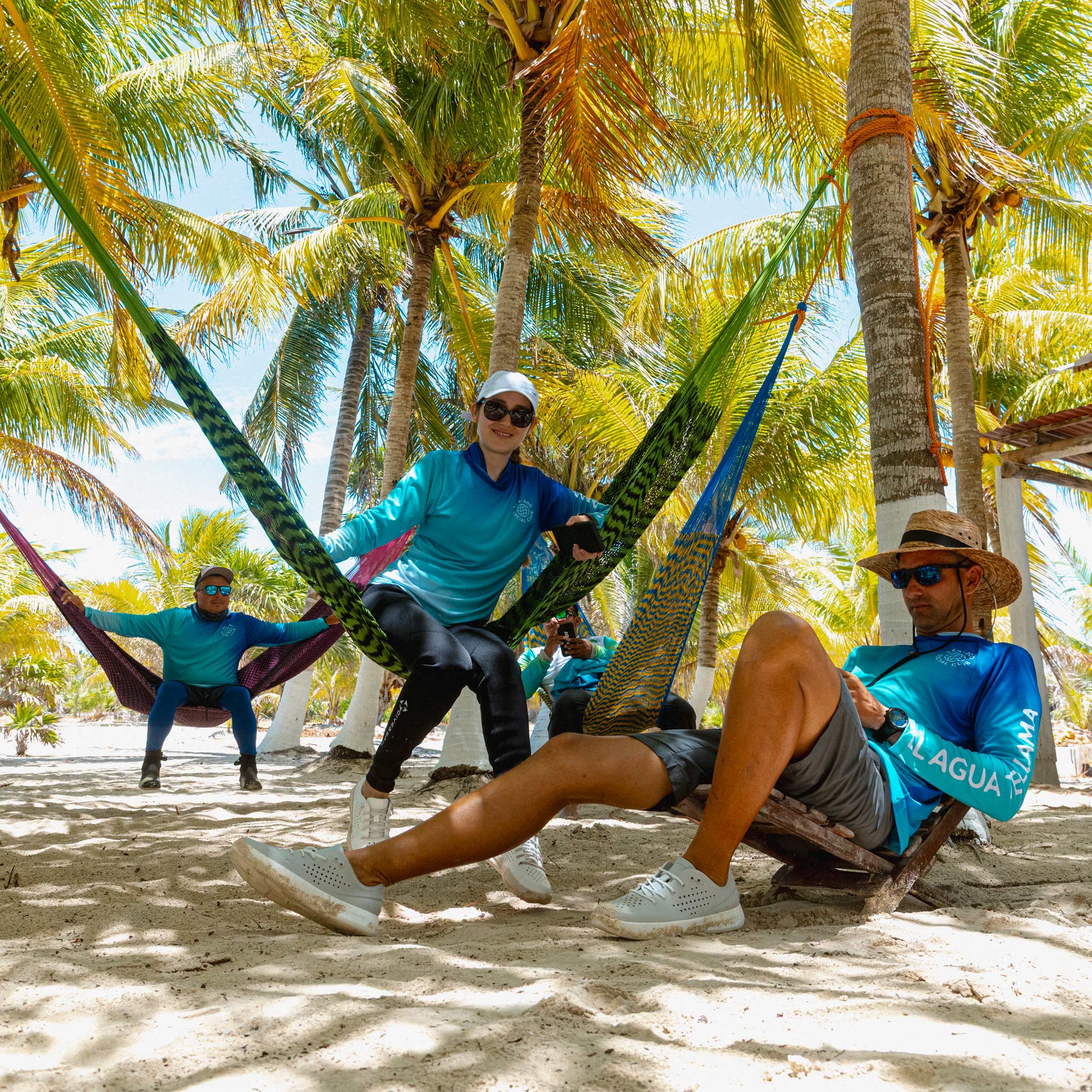 Grupo de personas descansando en hamacas