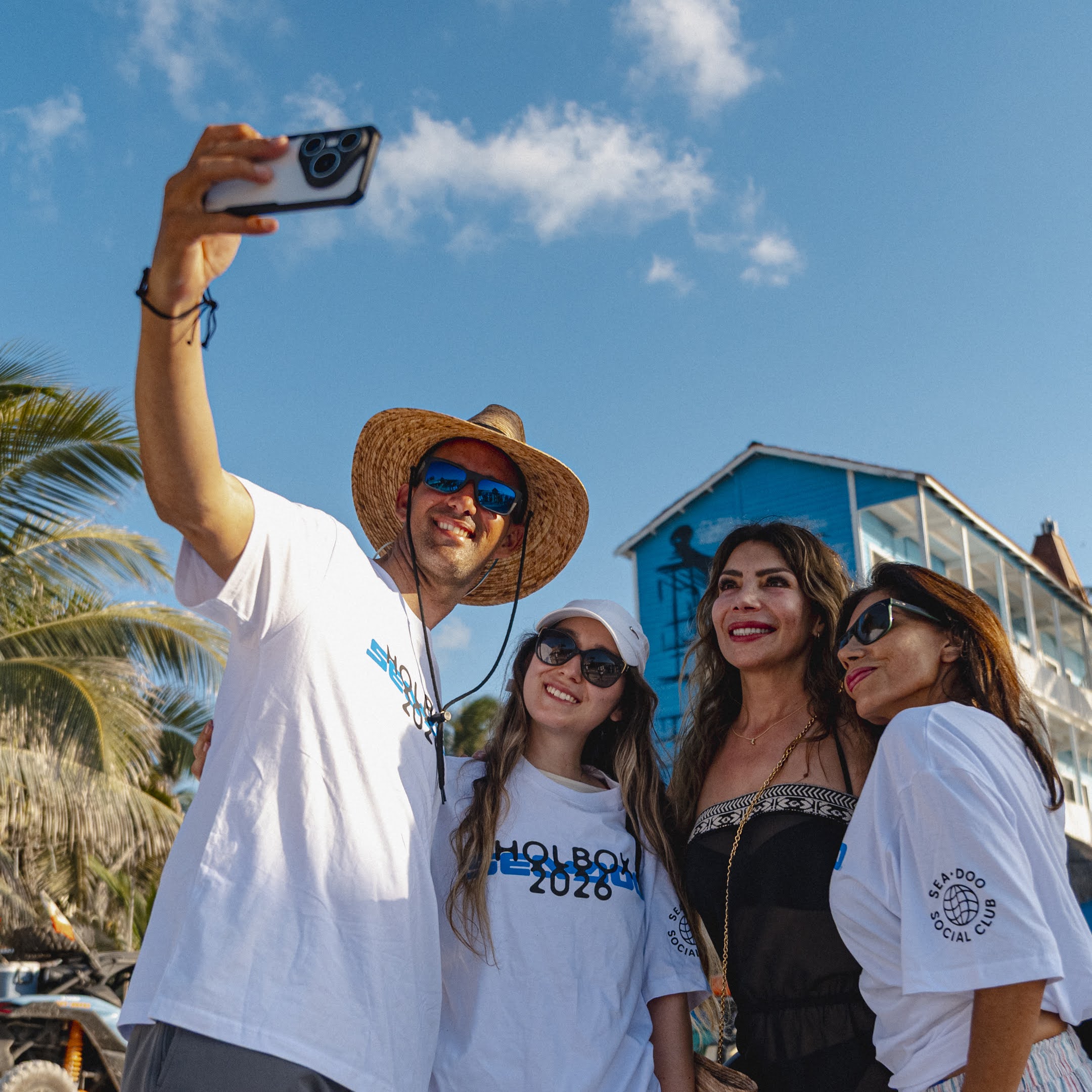 Comunidad tomándose una selfie