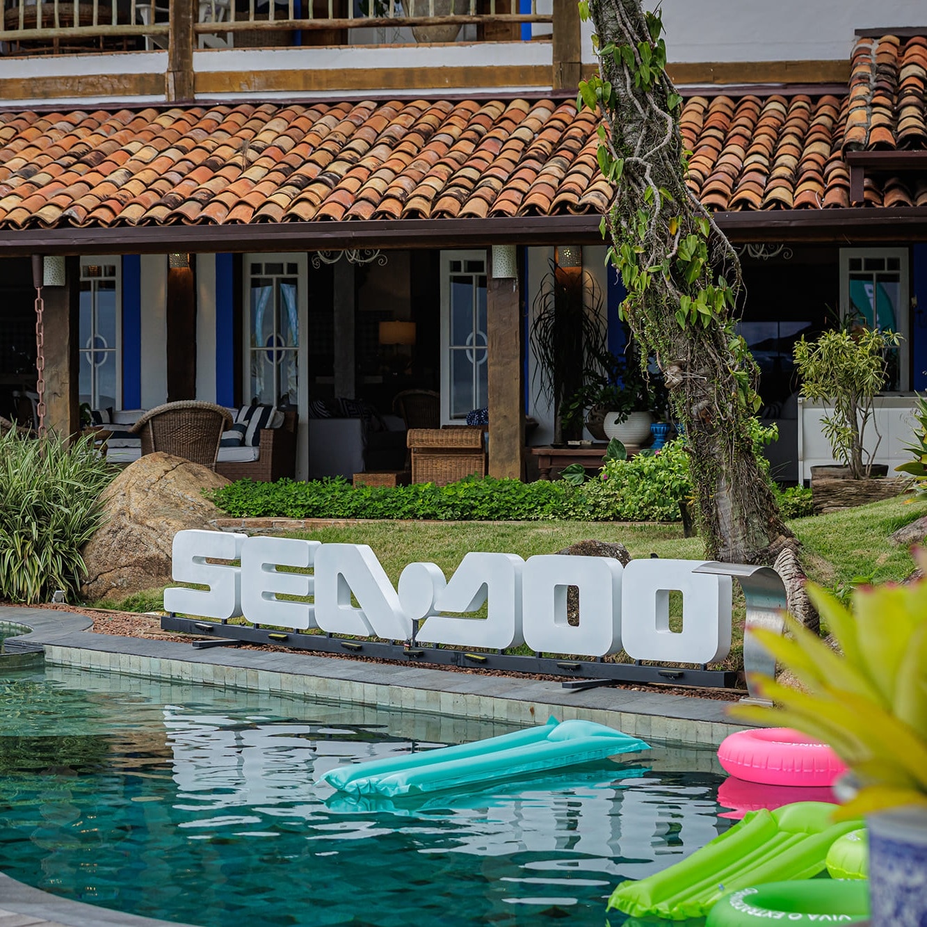 Letreiro SEA-DOO em frente a uma piscina