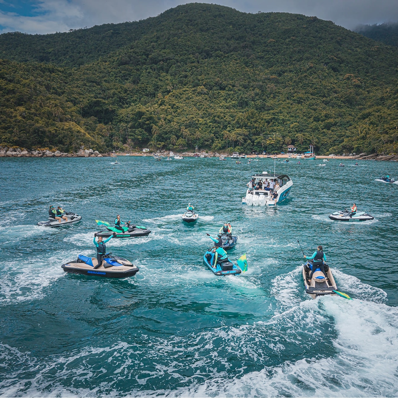 Grupo de pessoas pilotando motos aquáticas