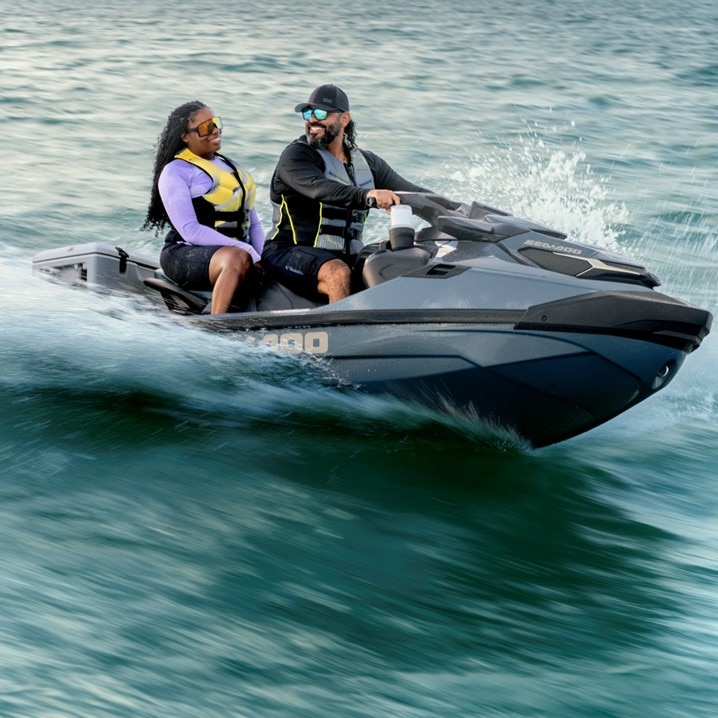 Duas pessoas pilotando motos aquáticas