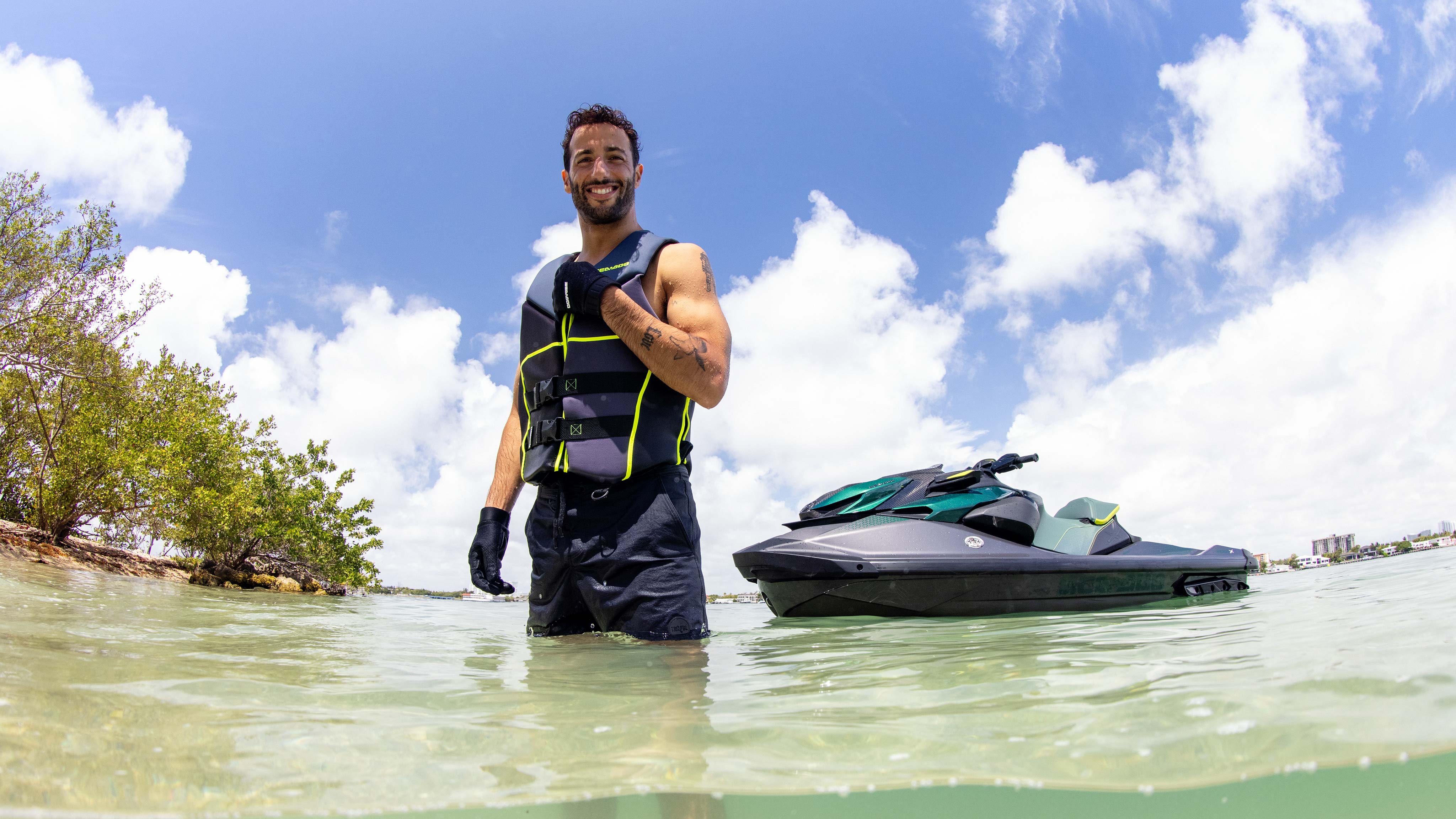 Daniel Ricciardo im Wasser neben dem neuen exklusiven und extrem leistungsstarken Sea-Doo Jetboot