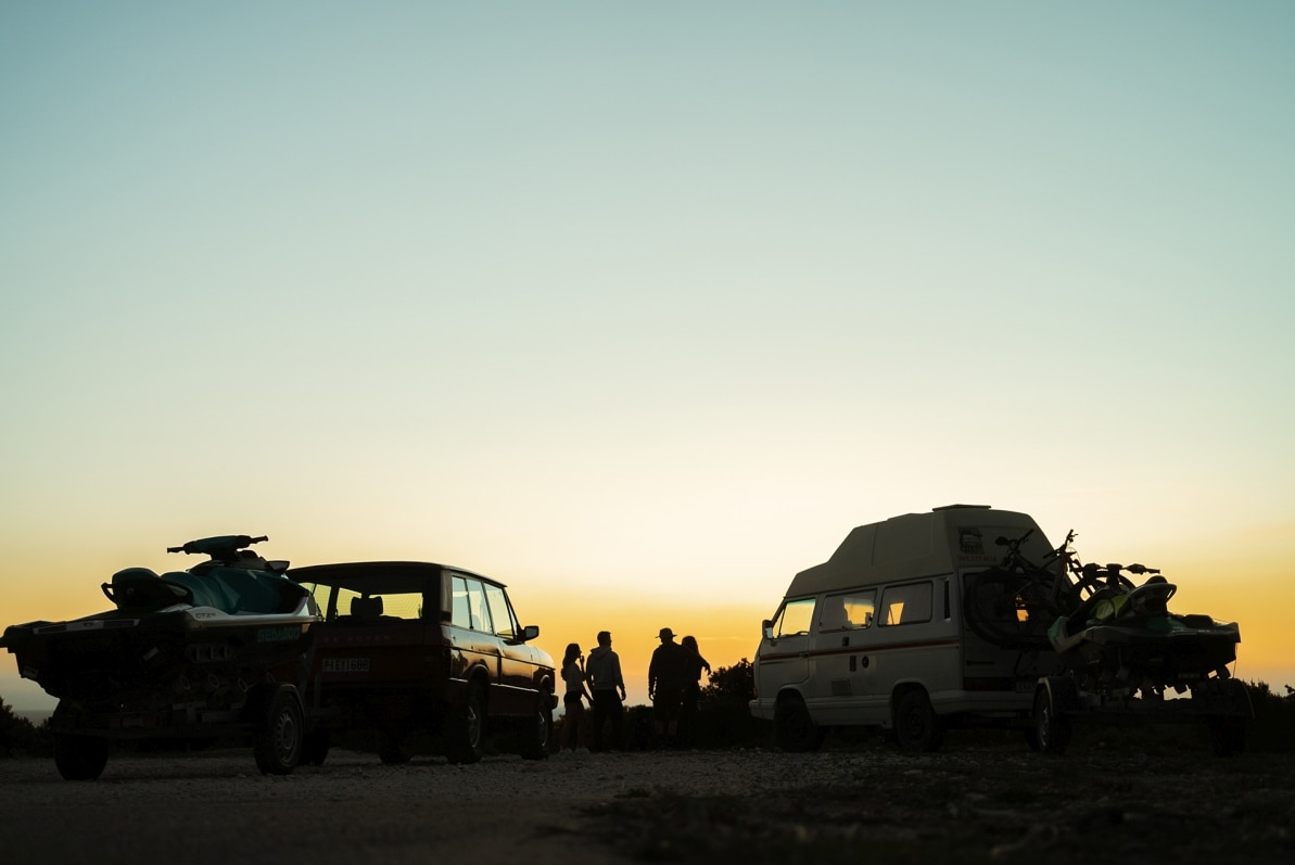 Trailers parkerade i solnedgången