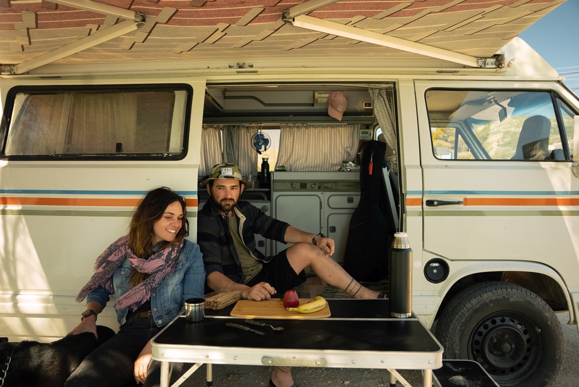 John et Eva assis dans leur van