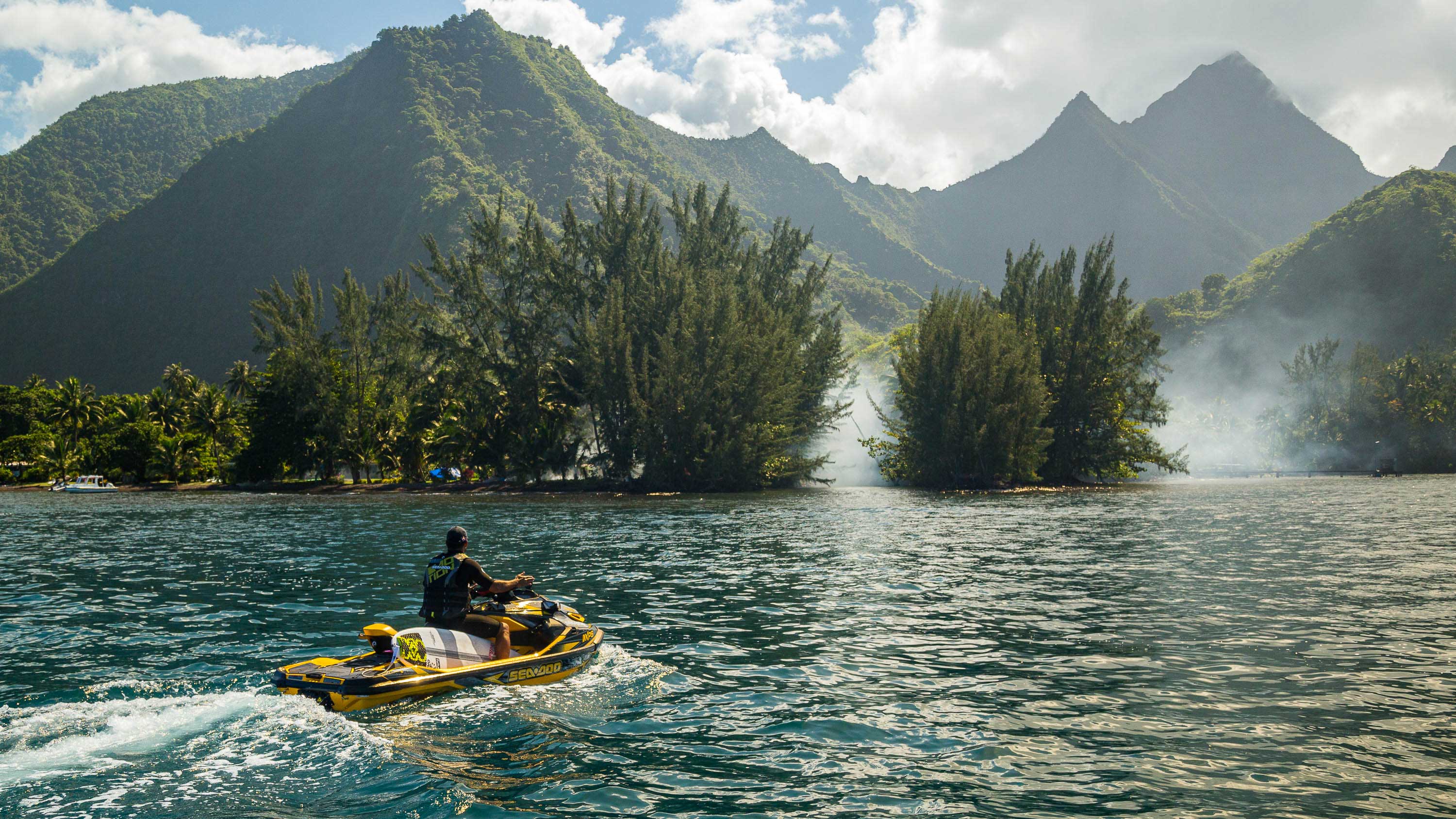 Michel Bourez sobre una Sea-Doo en Tahití