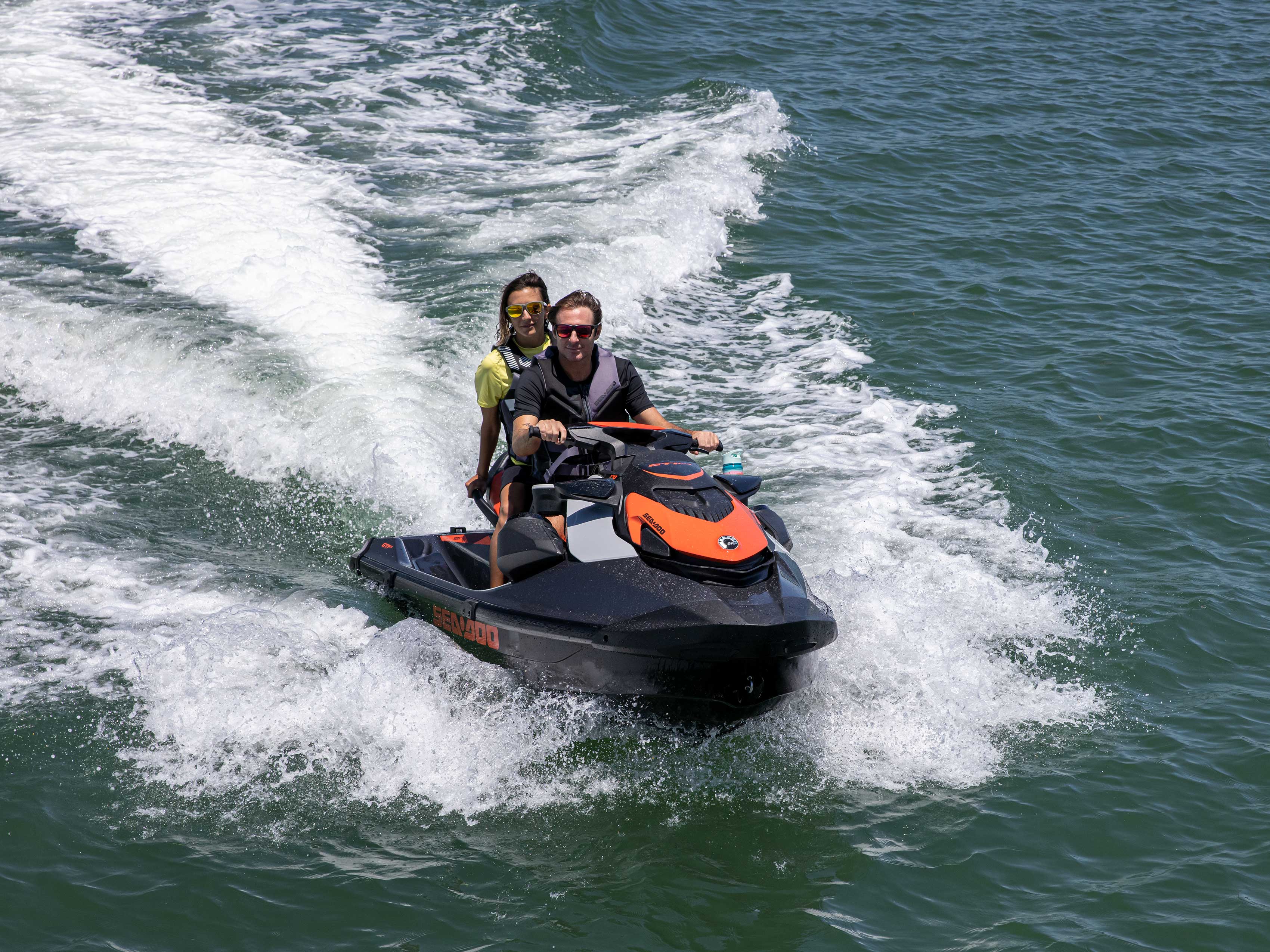 Paar genießt eine Fahrt mit seinem Sea-Doo GTI SE