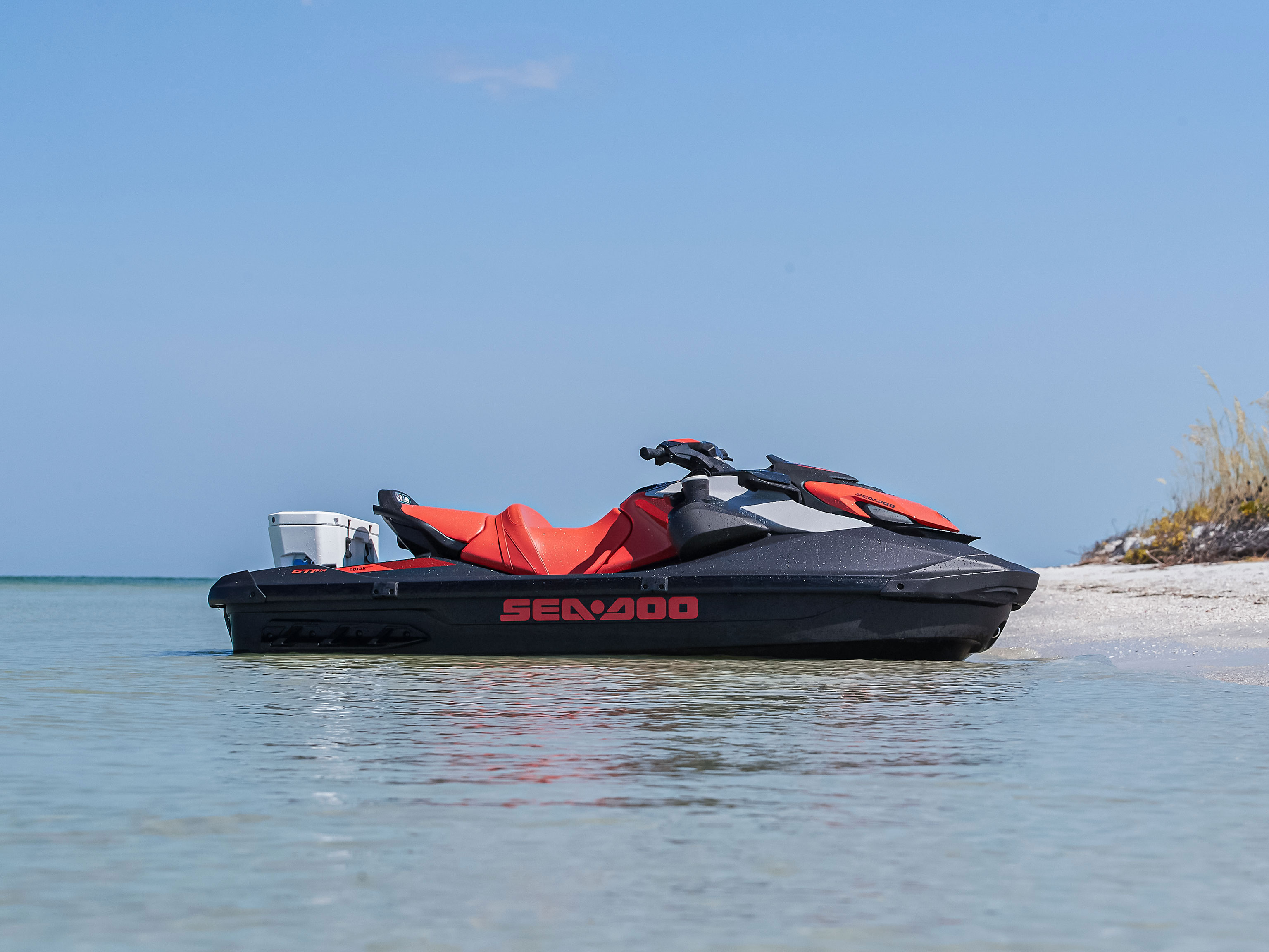 ビーチに置かれているSea-Doo GTI