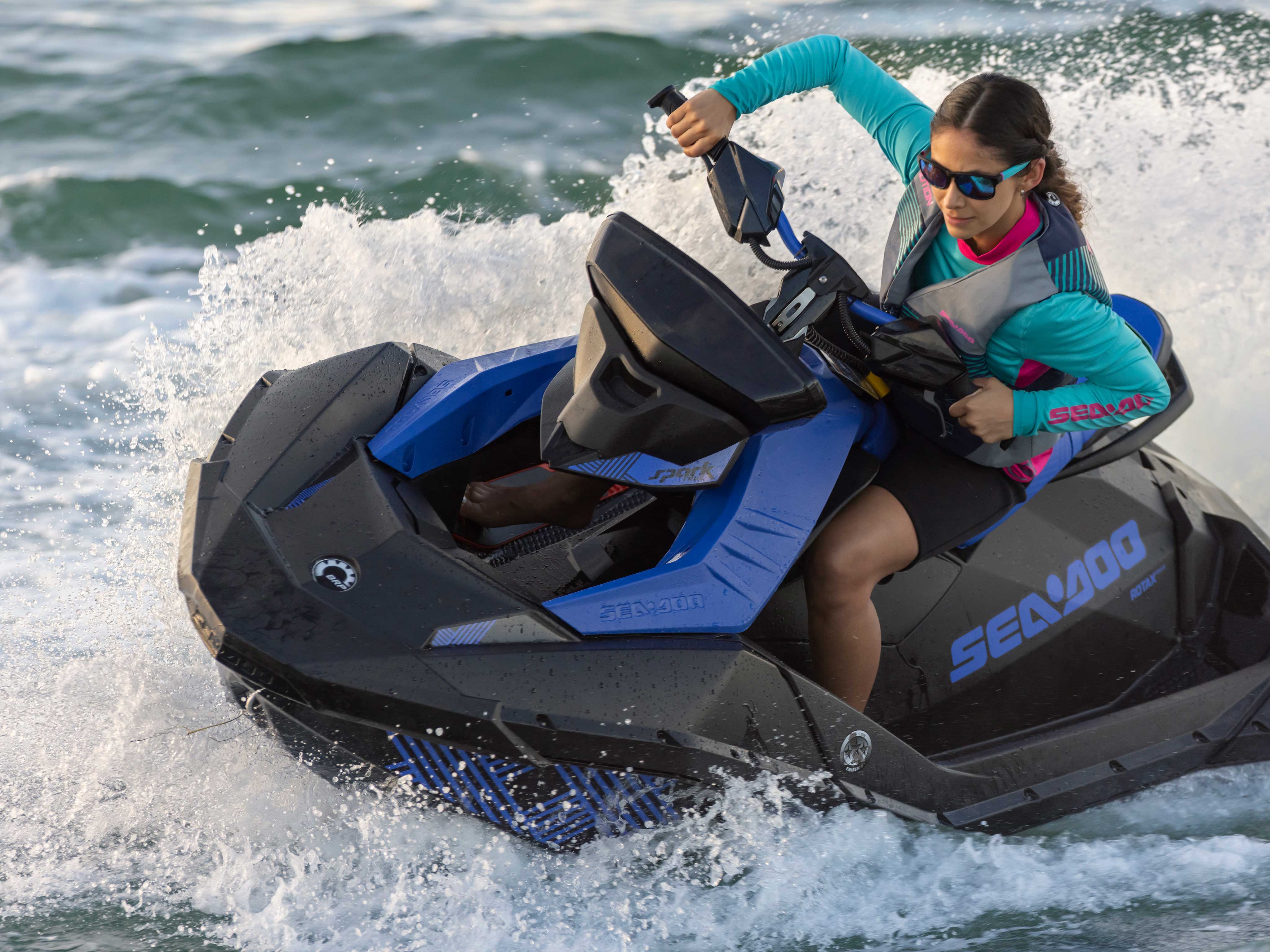 Sea-Doo Spark Trixx　2022年モデルで波を切って走るオーナーの女性