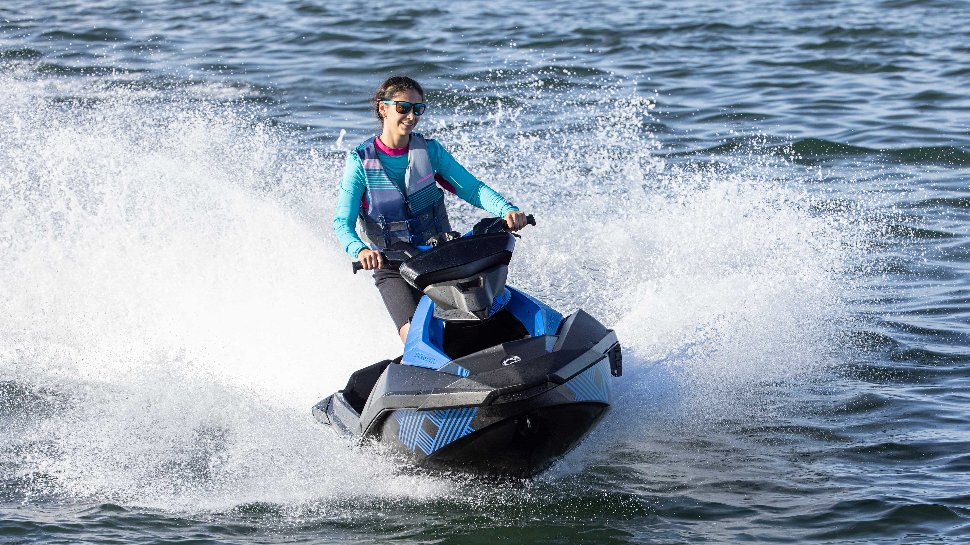 Mujer manejando su nueva Sea-Doo Spark Trixx azul
