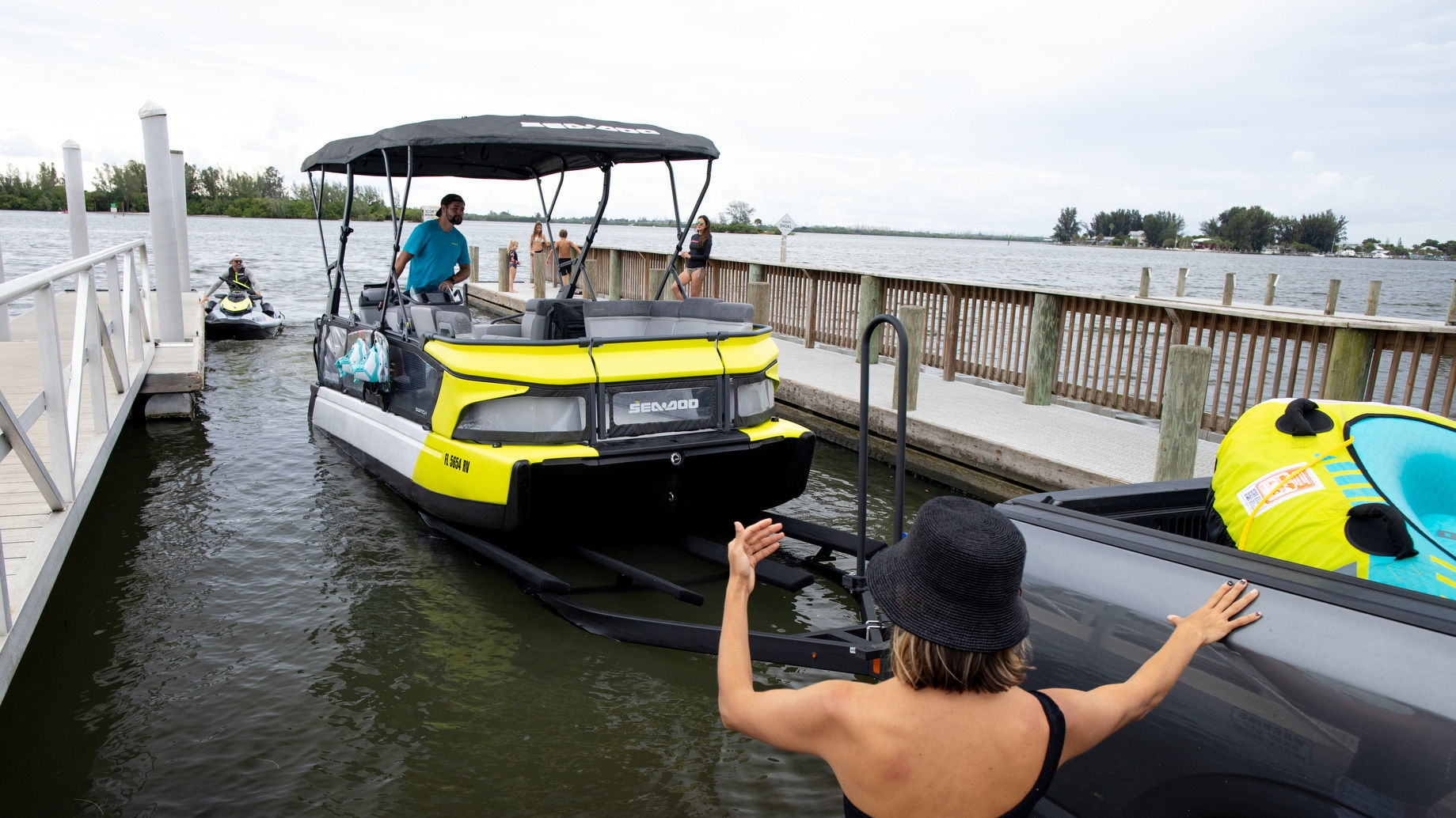 How to launch and load your Switch pontoon boat? - Sea-Doo