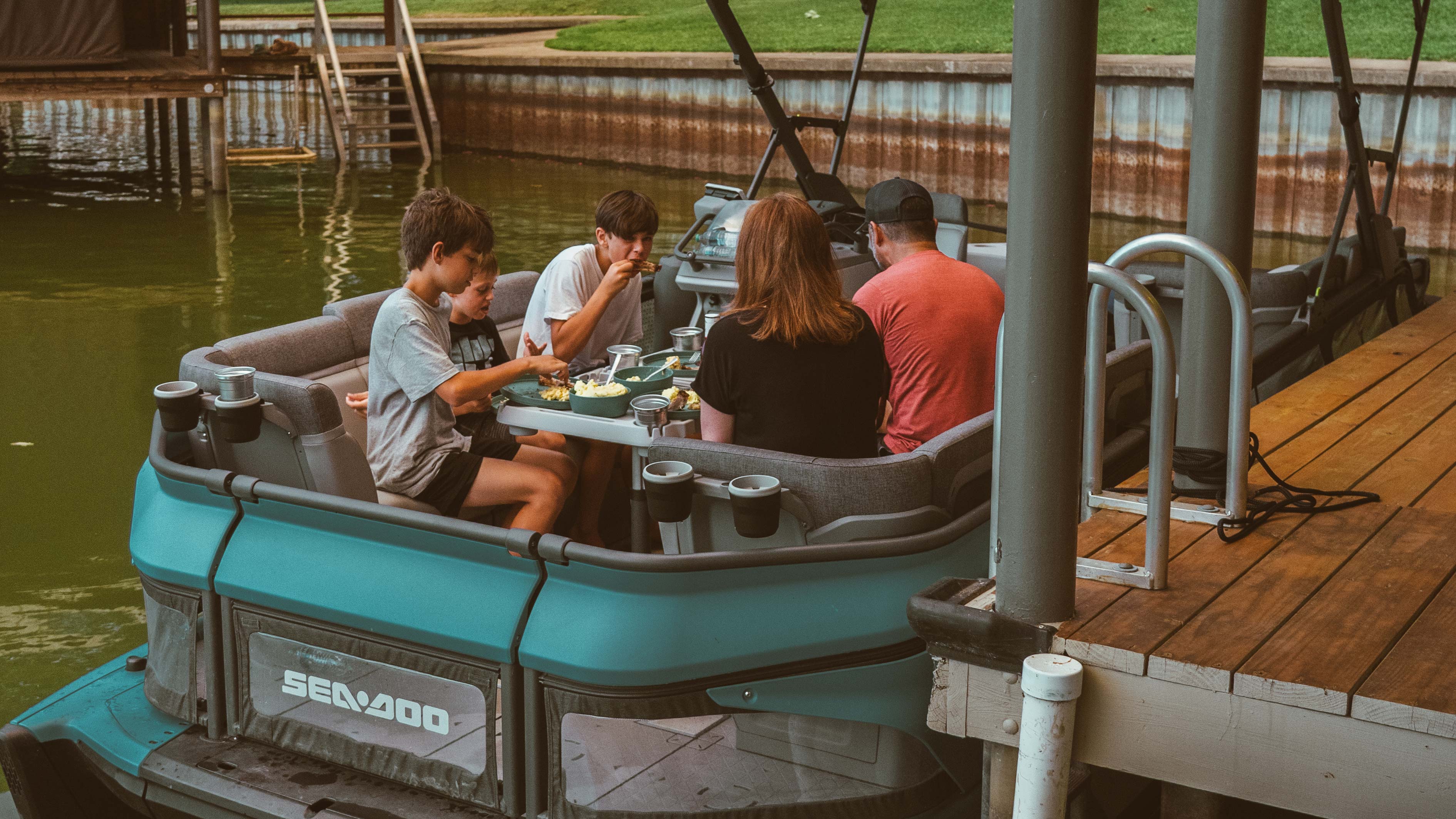La famille Evans partageant un souper sur le Sea-Doo SWITCH