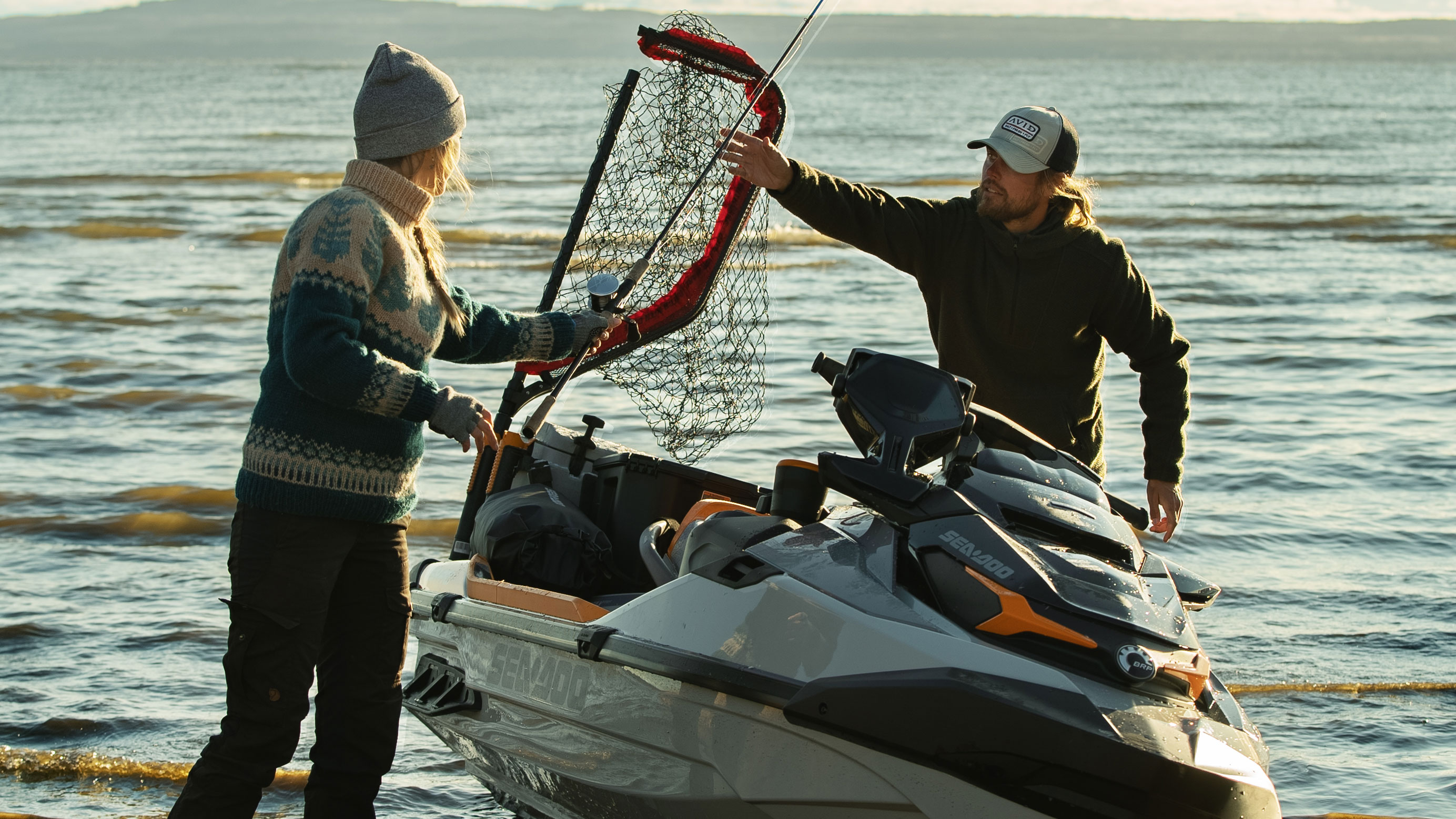 Matilda et son conjoint se préparant à partir à la pêche en équipe