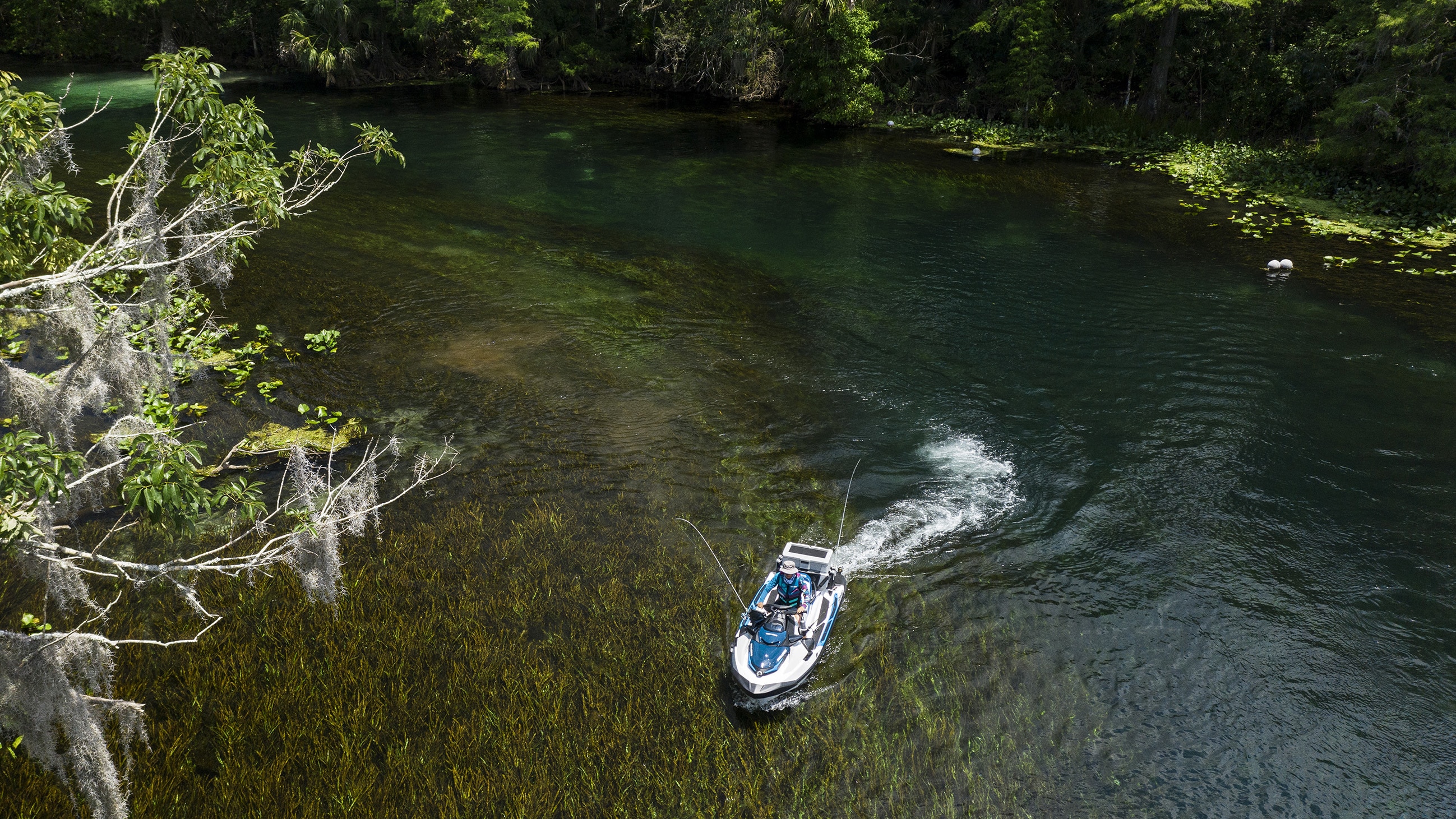 Mulher pilotando um Sea-Doo Fish Pro em um rio