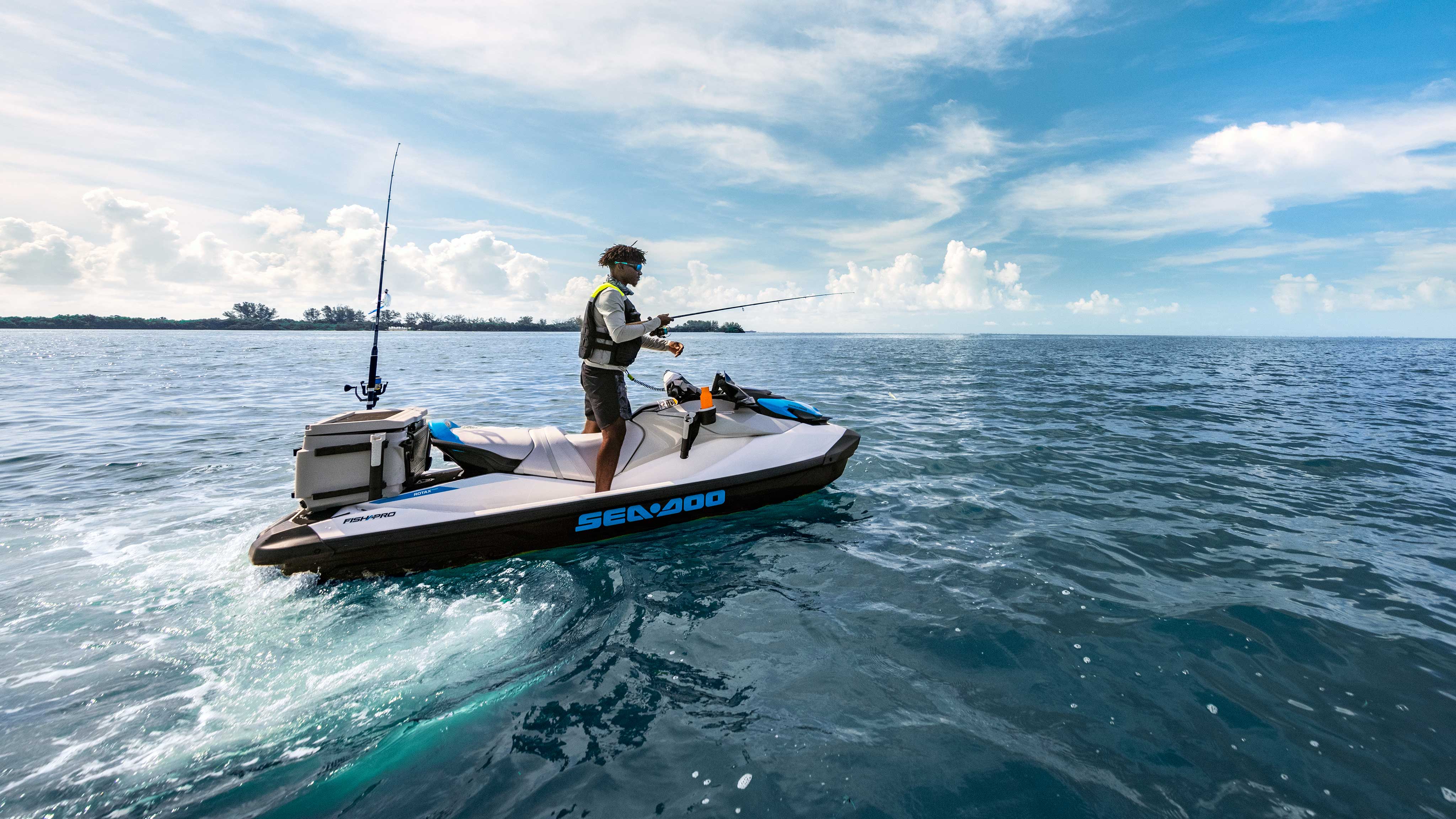 Homme pêchant debout sur un Sea-Doo Fish Pro Scout