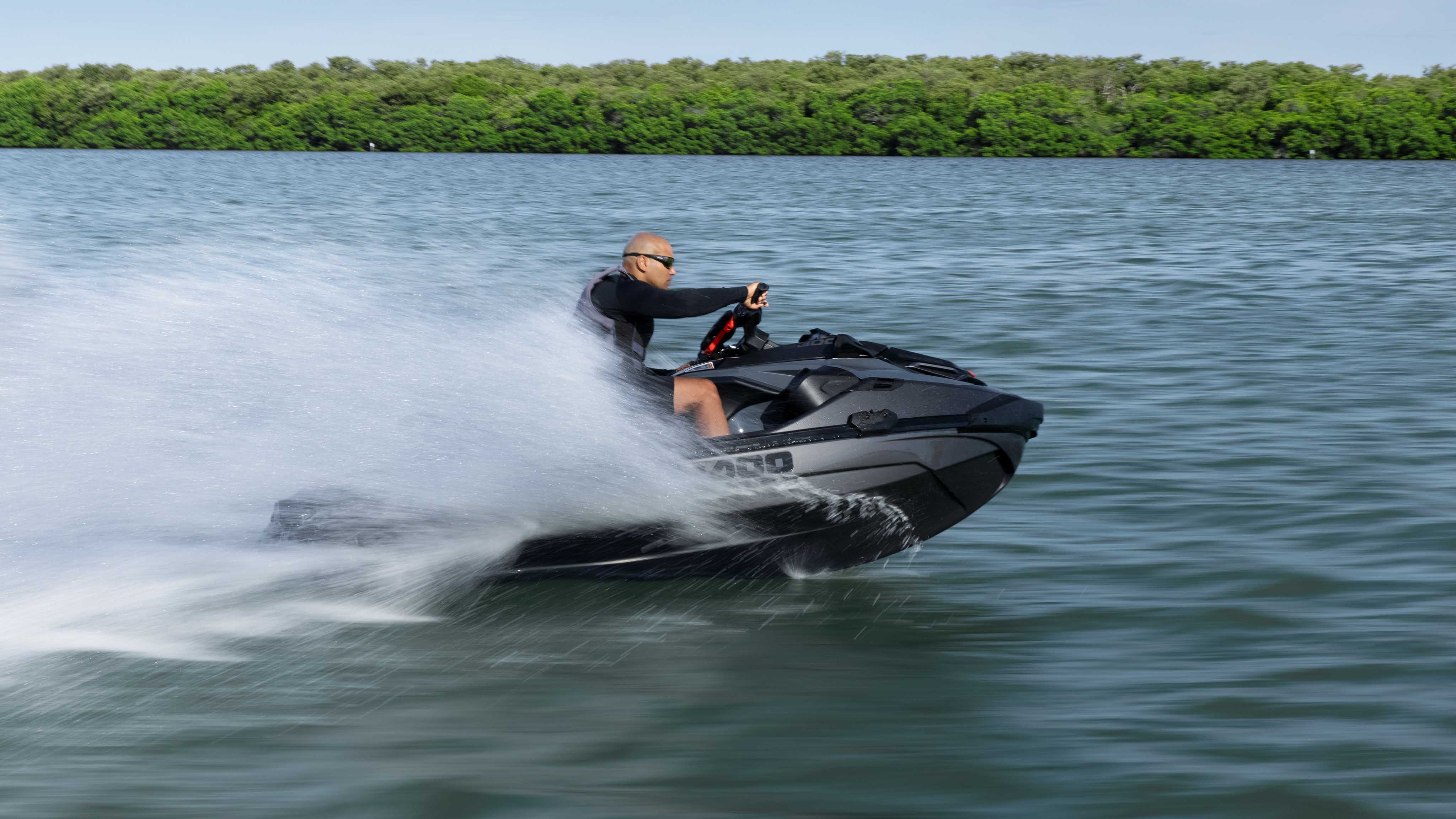 一个男子正快速驾驶 Sea-Doo RXT-X 摩托艇