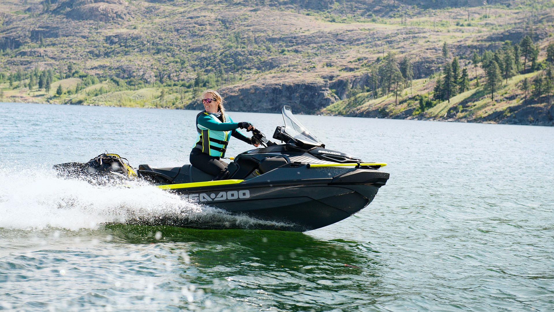 新発売されたSea-Doo Explorer Pro 170を操縦する女性
