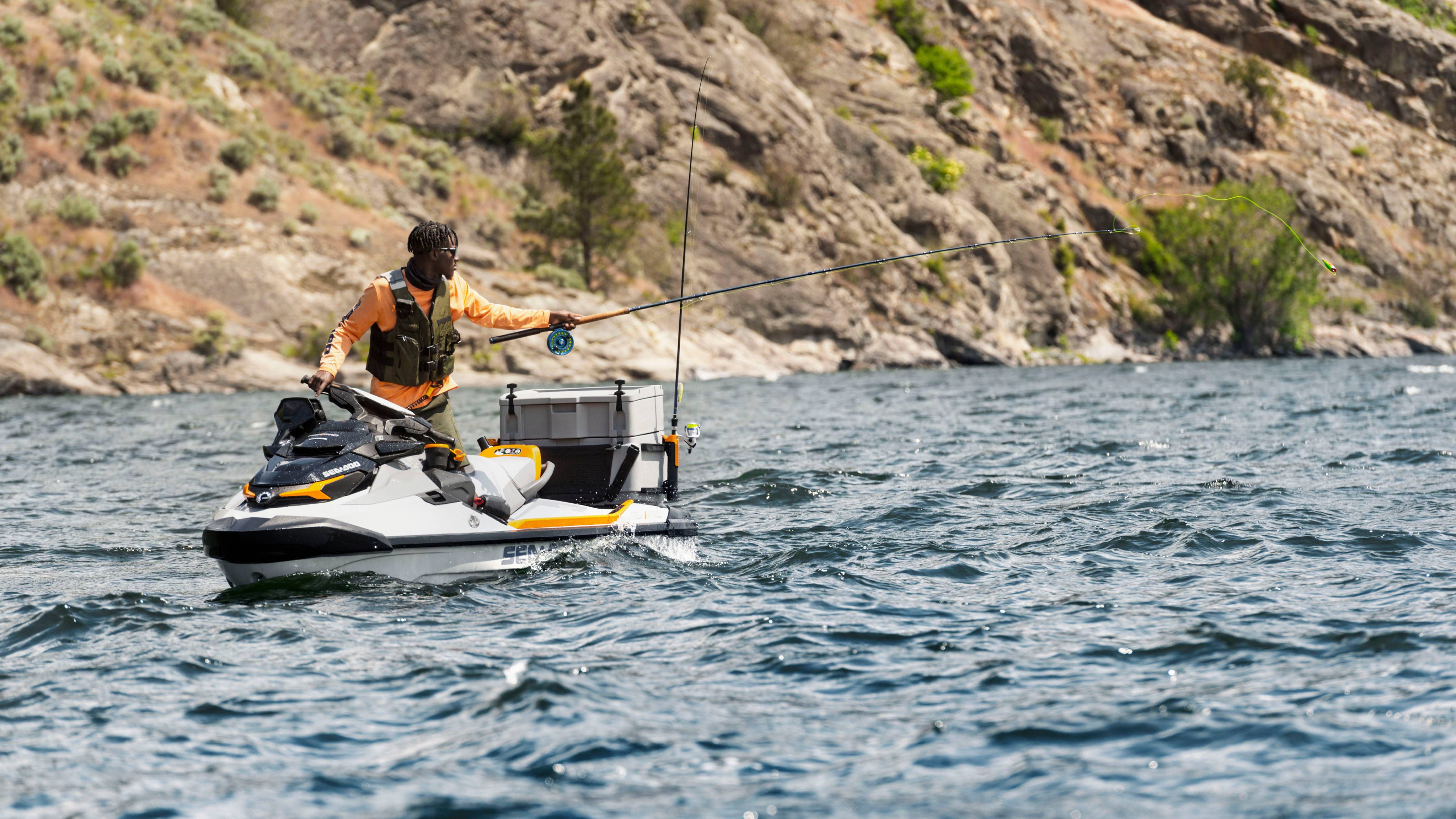 Emmanuel Williams kalastaa pitäessään Sea-Doo FishPro Trophy -veneen ohjaustankoa kädessään
