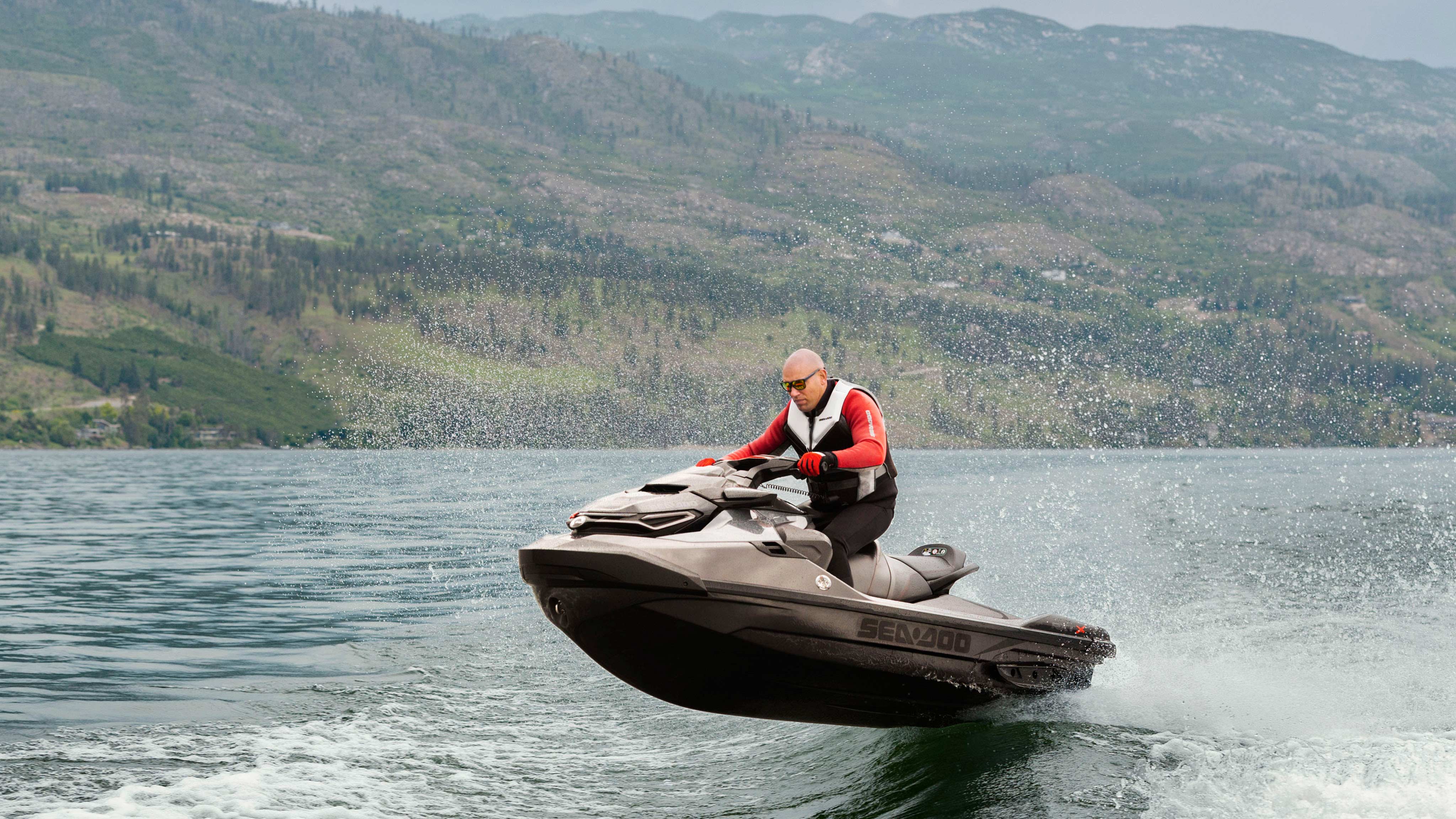 一位男士驾驶 Sea-Doo RXT-X 摩托艇越过海浪