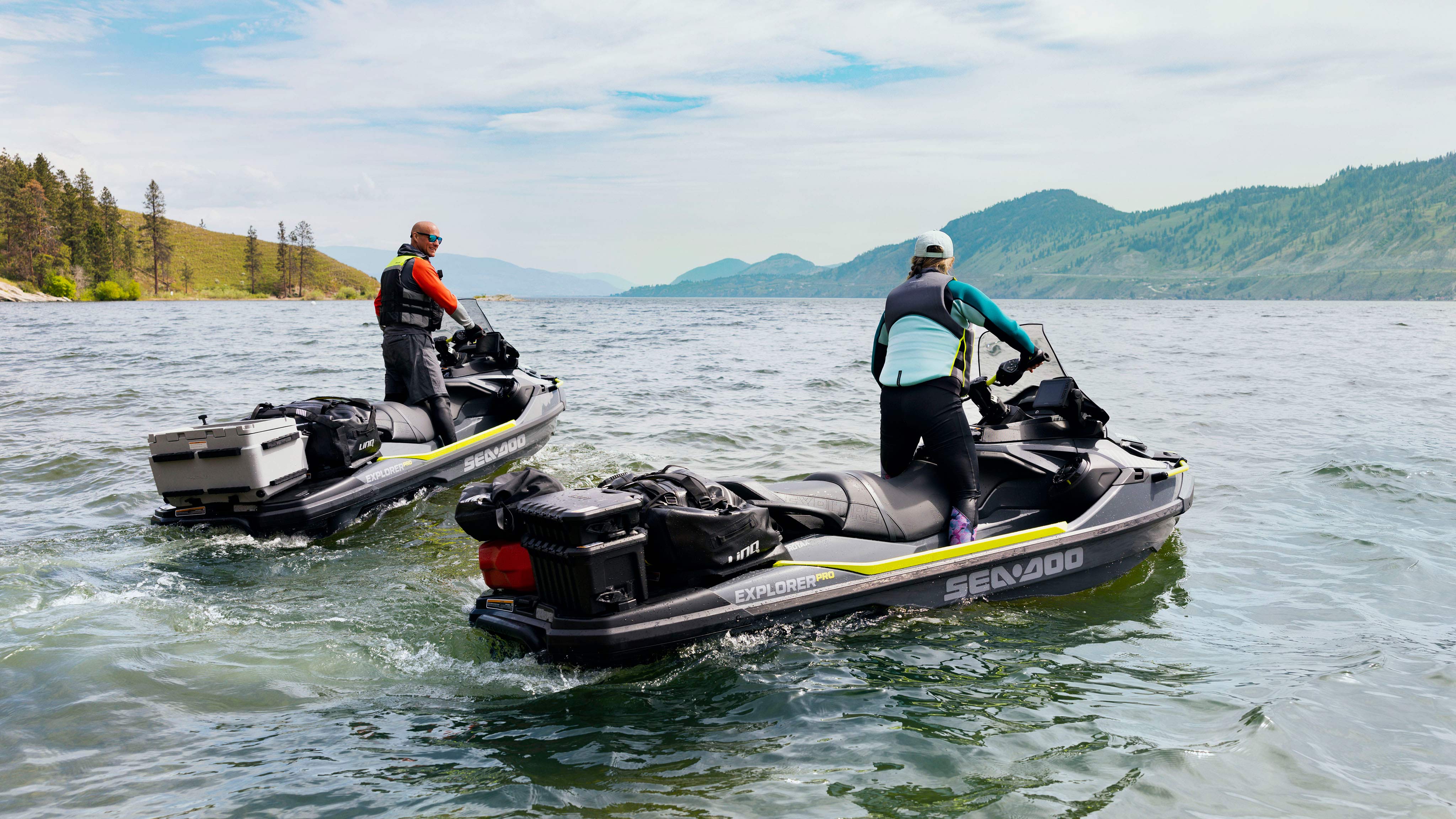 Duas pessoas montando seu Sea-Doo Explorer Pro com acessórios LinQ