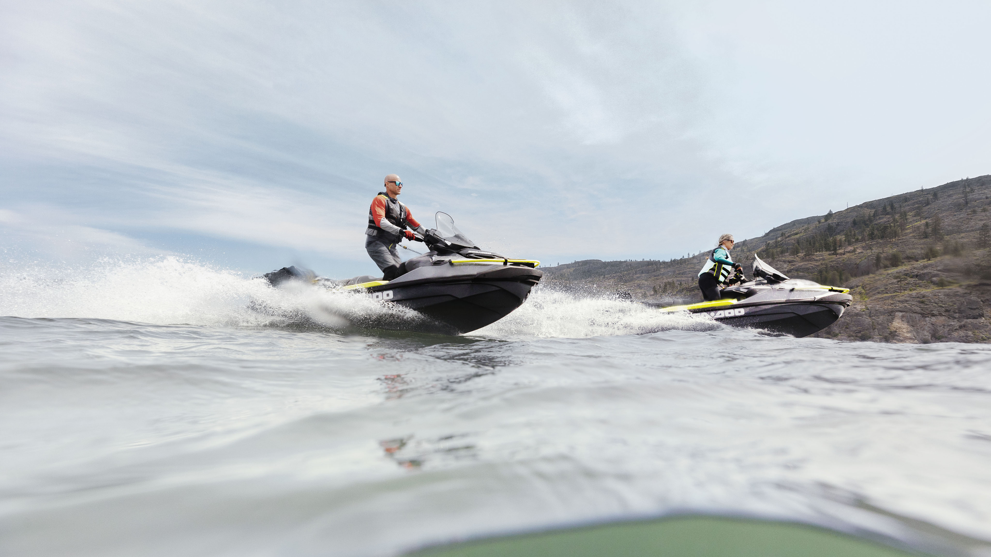 两个人驾驶全新的 Sea-Doo 探索家摩托艇 