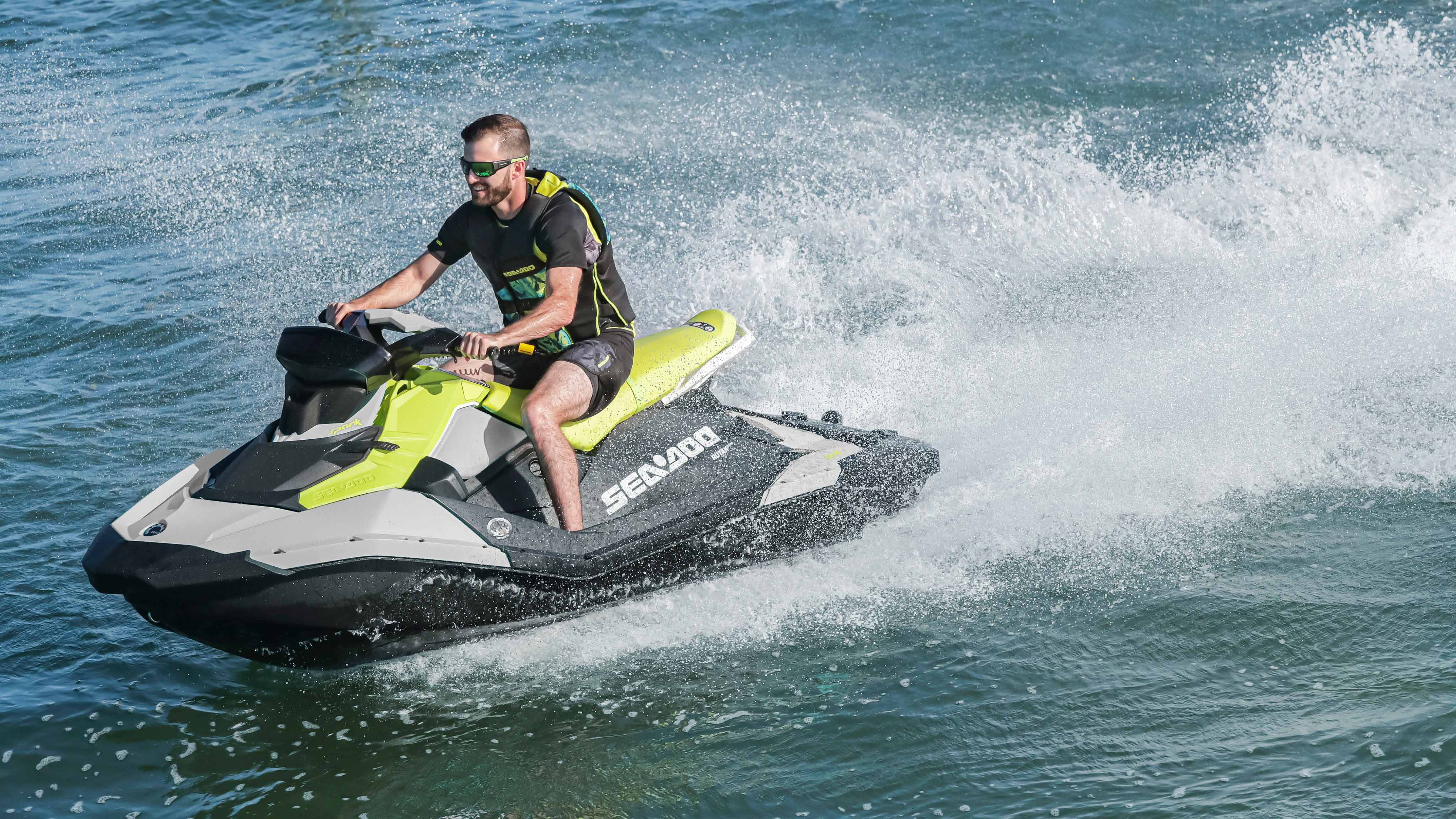 Hombre conduciendo su Sea-Doo Spark