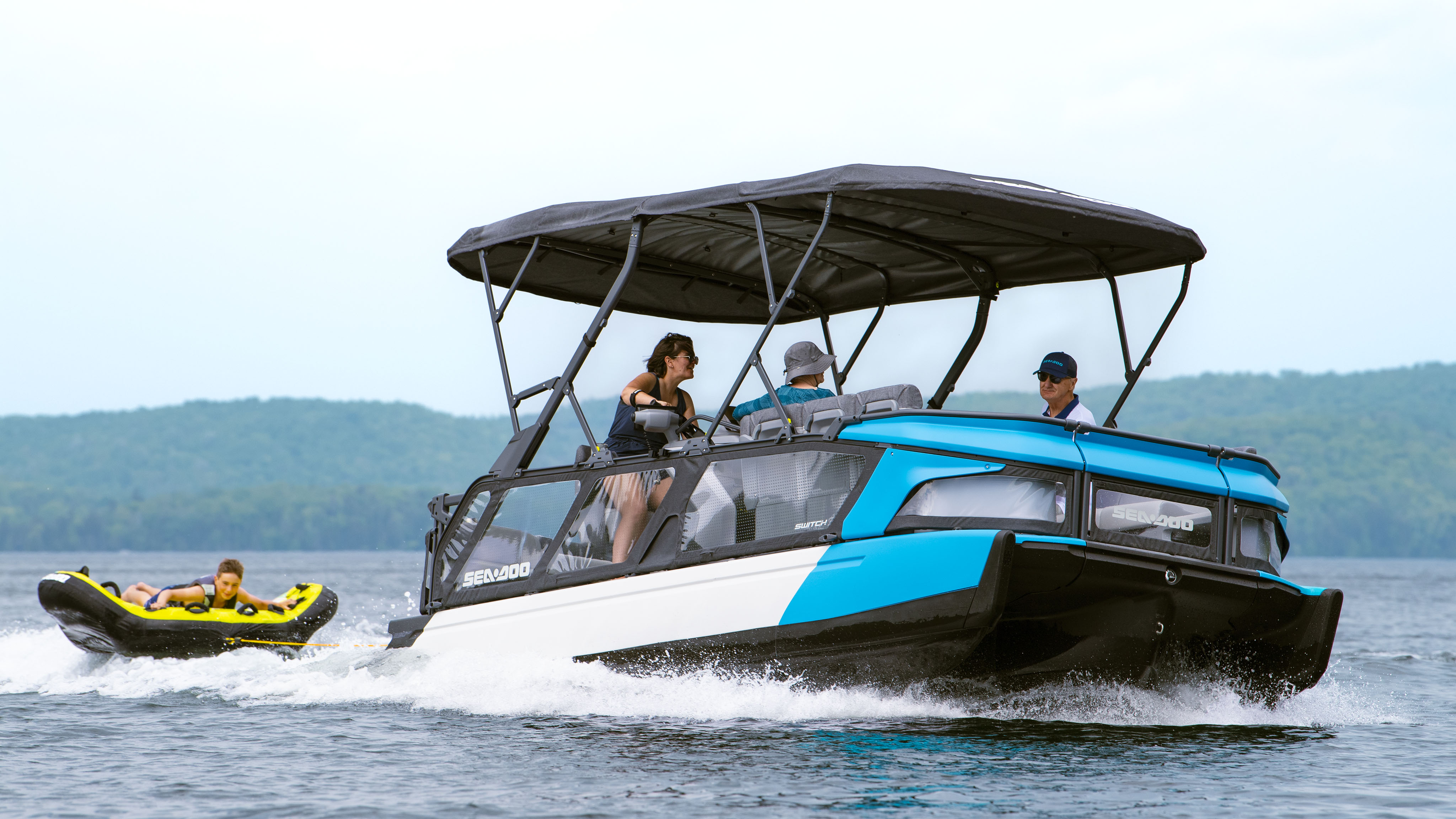 Groupe d'amis marchant sur un quai près d'un Sea-Doo Switch