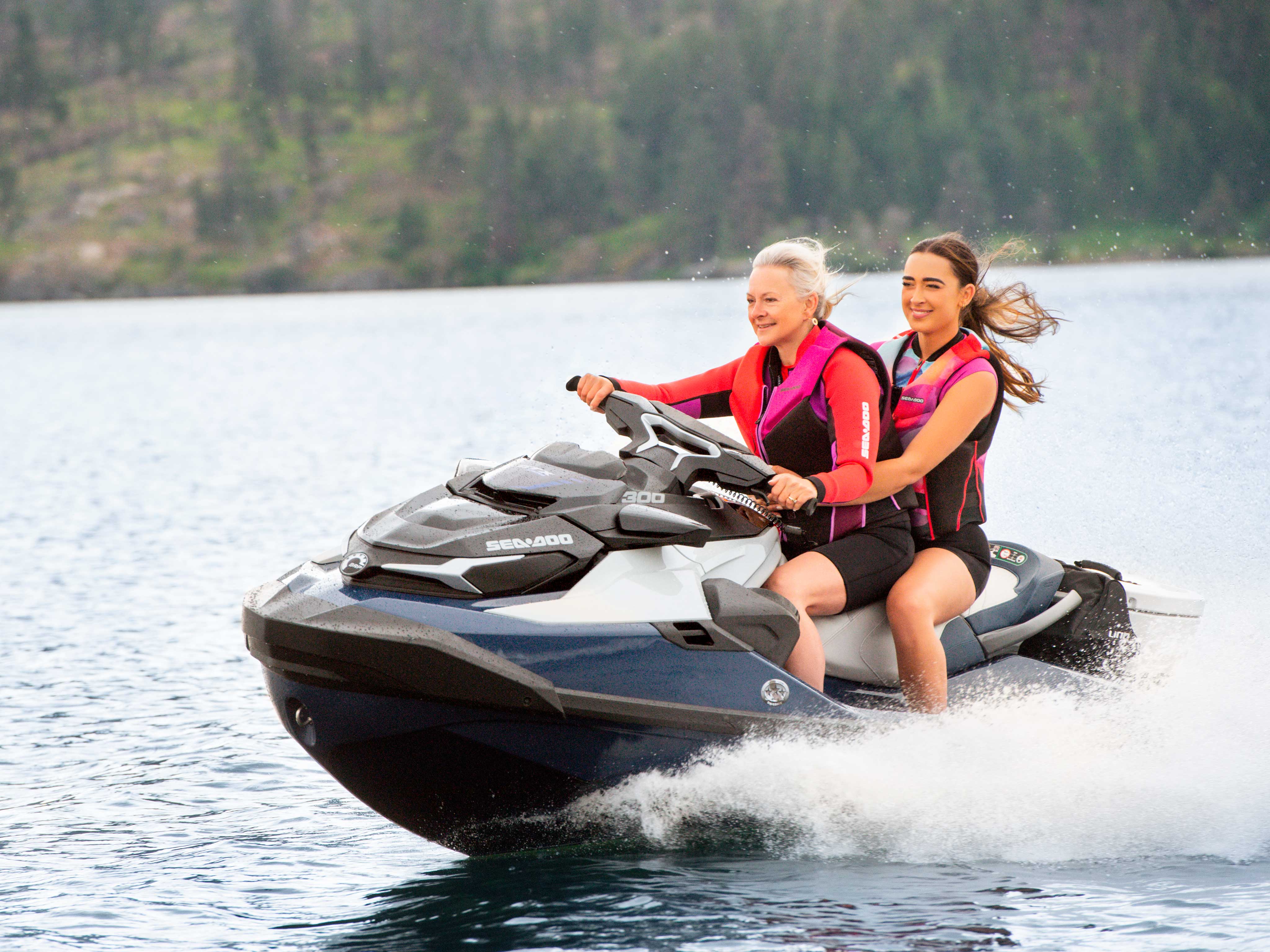 Dos mujeres dando un paseo sobre una Sea-Doo GTX Limited