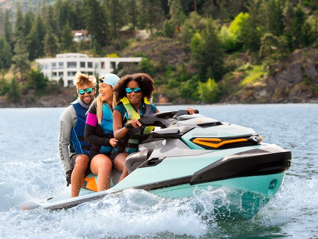 Três amigos em um Sea-Doo Wake Pro