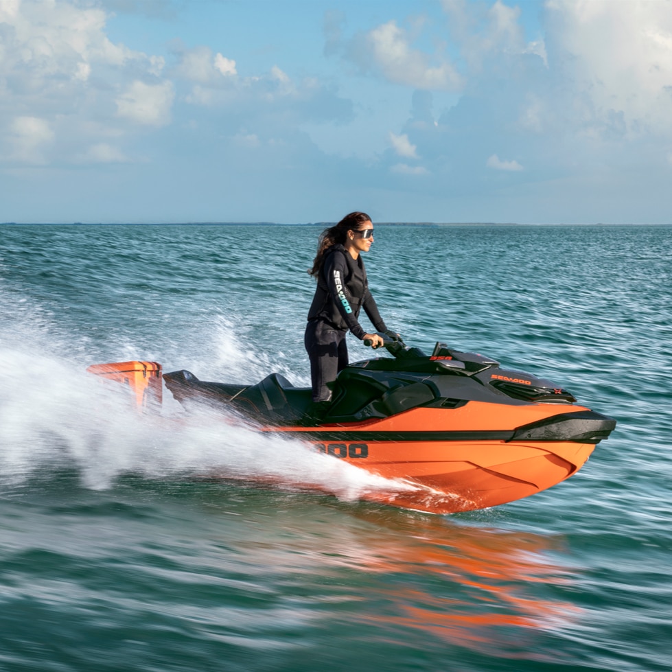 Nainen ajaa 2027 Sea-Doo RXT-X 350 -mallilla