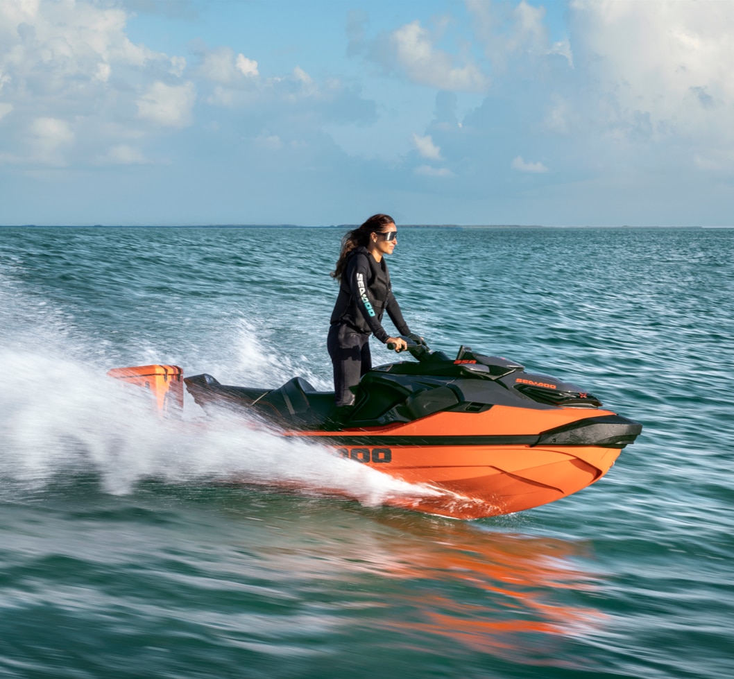 Frau fährt stehend auf einem Sea-Doo RXT-X 2027 Wassermotorrad