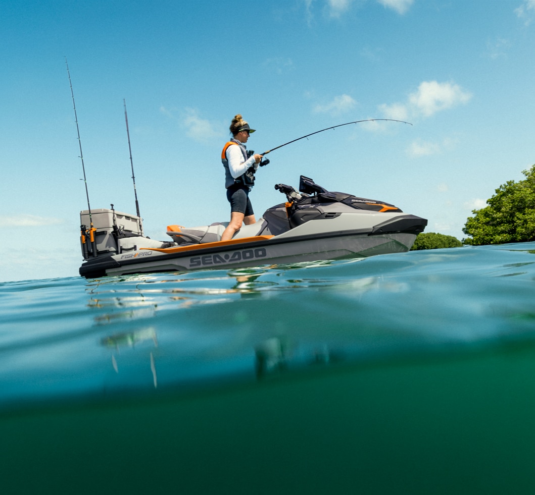 Frau angelt von einem Sea-Doo Fish Pro Trophy aus