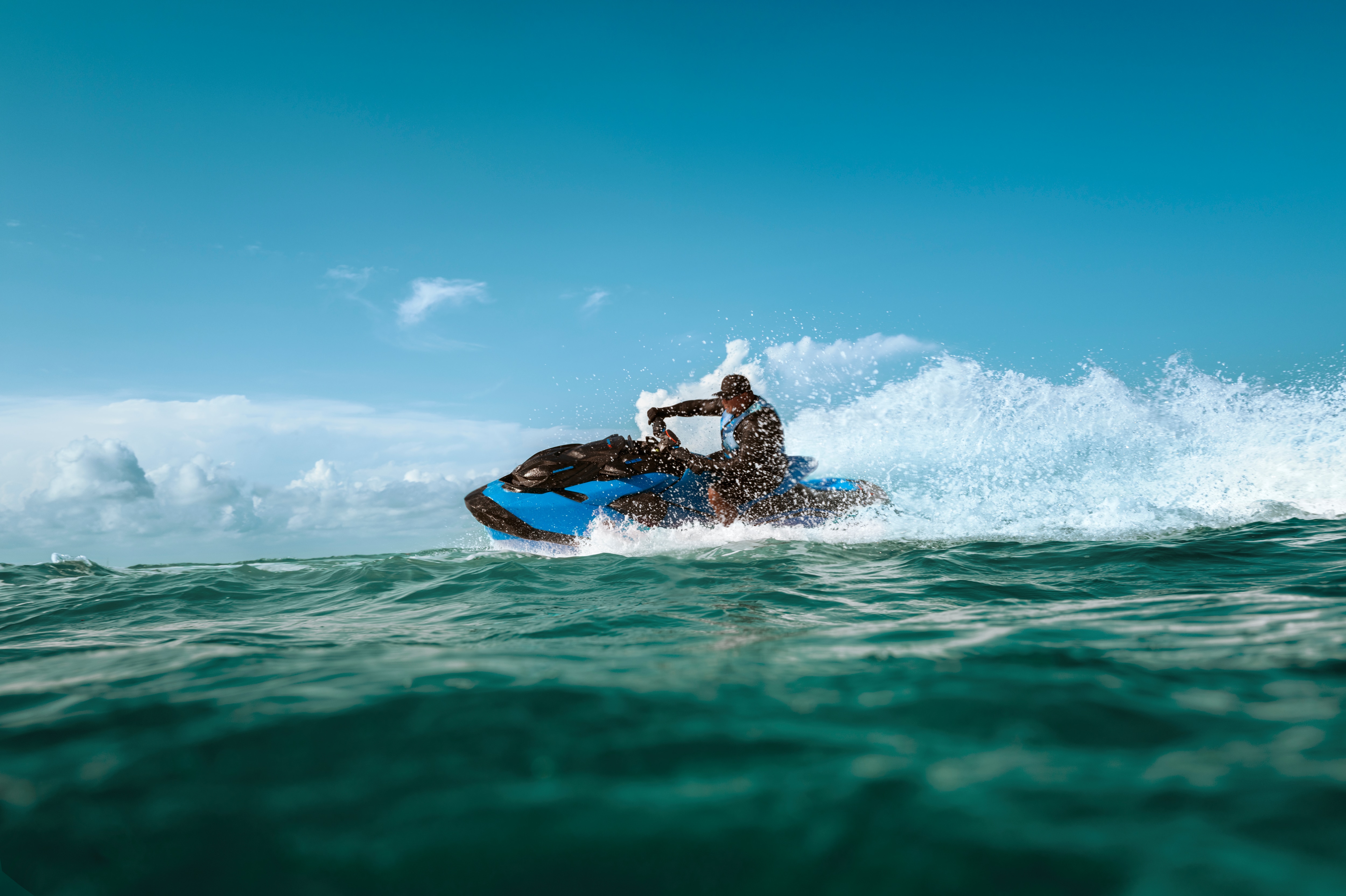 Femme qui conduit un Sea-Doo RXT-X haute performance