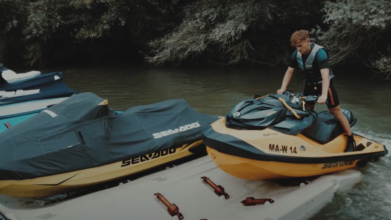 Mann dockt einen Sea-Doo an