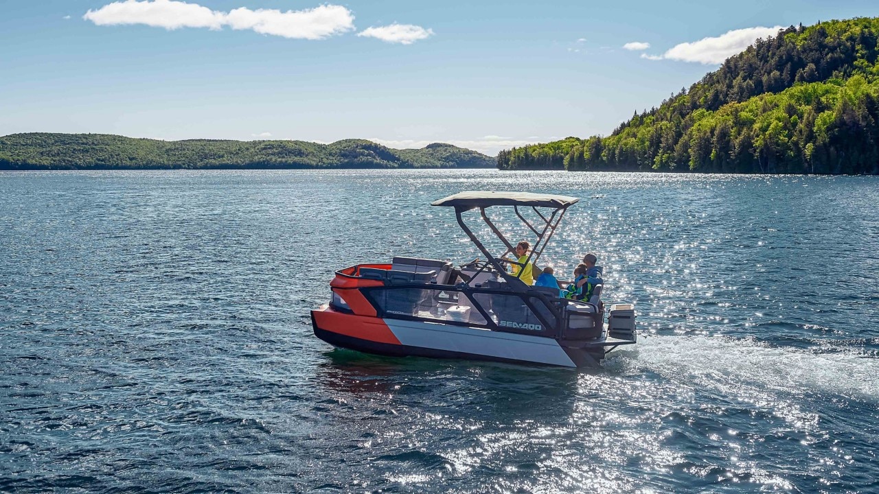 https://sea-doo.brp.com/content/sea-doo/en_us/owner-zone/getting-started/vehicle-information/how-is-sea-doo-switch-different-from-other-pontoon-boats/_jcr_content/root/article_summary.coreimg.jpeg/1684438860025/sea-my22-cruise-manta-1630ace170-coralblast-action-manta18-005913-rgb-4096-2304-web-alt.jpeg