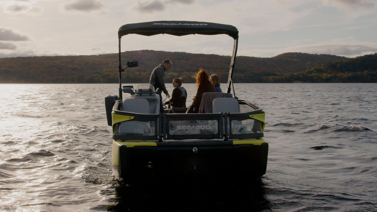 Cendrine's family relaxing on a Switch pontoon boat in the middle of the lake
