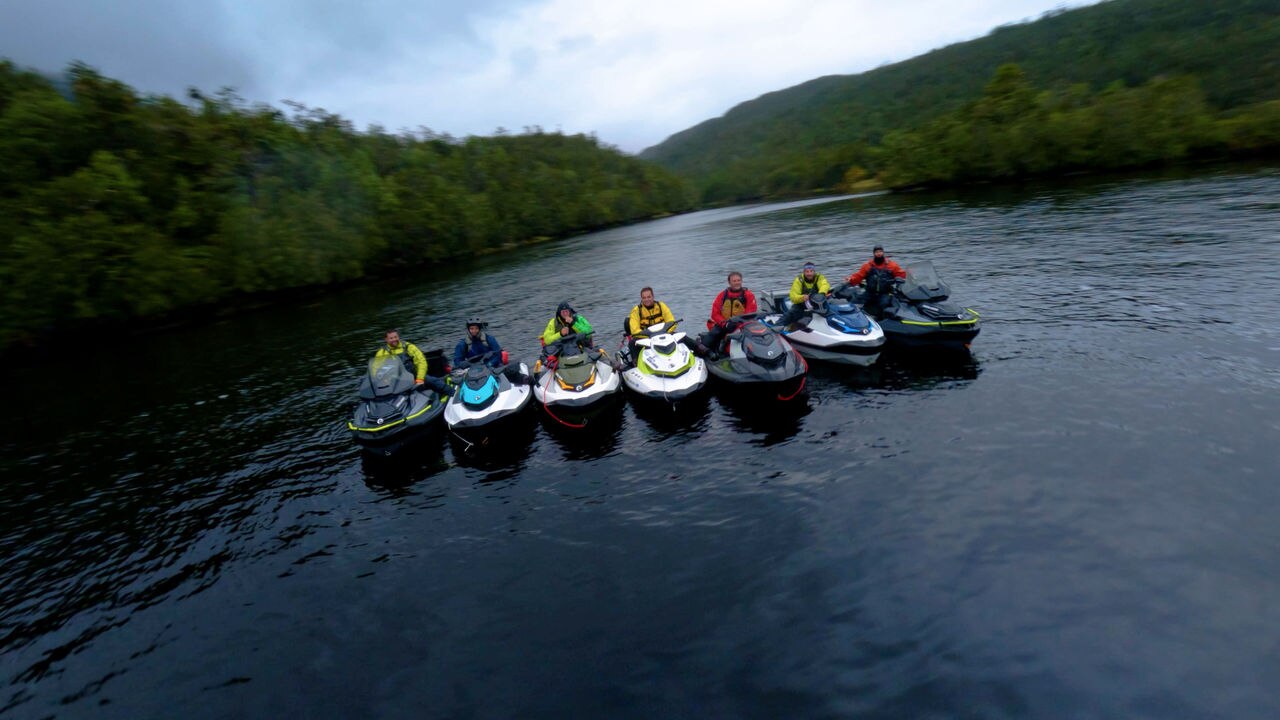 Un grupo de aventureros sobre motos acuáticas Sea-Doo.