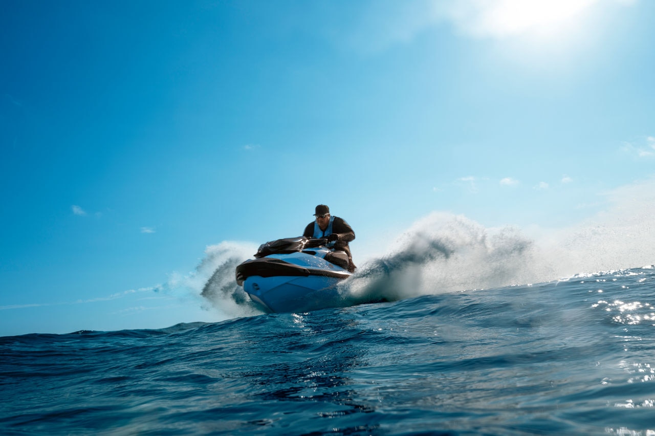 Mies ratsastaa 2026 Sea-Doo RXP-X vesijetit