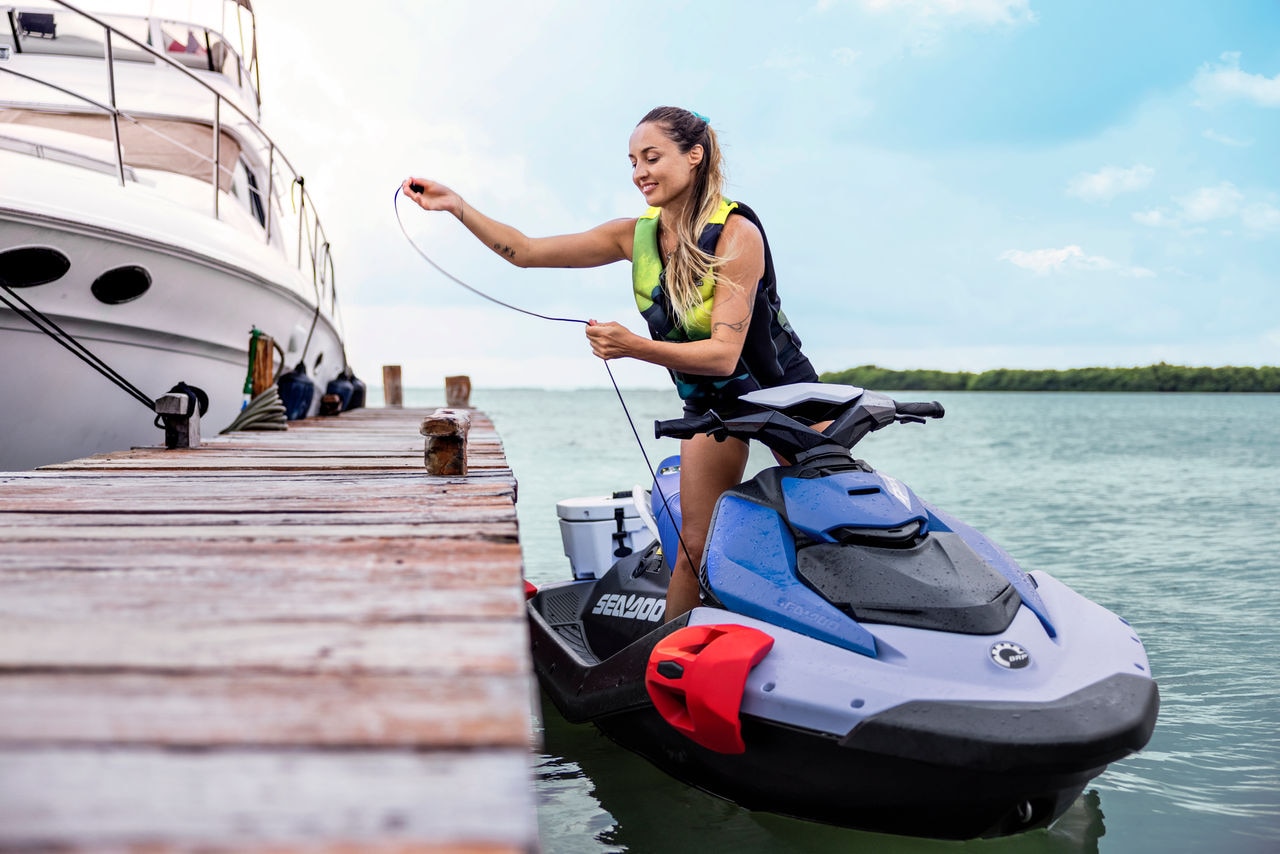 Nainen ajaa Sea-Doo Sparkin laituriin