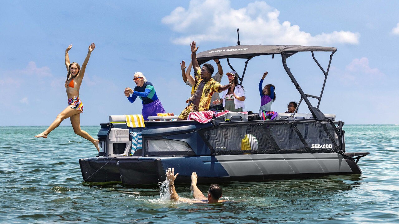 Famille profitant d'une journée sous le soleil sur le nouveau ponton Sea-Doo Switch Cruise Limited