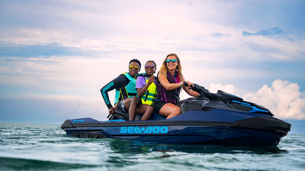 Un homme et une femme à bord d’un Sea-Doo 2025