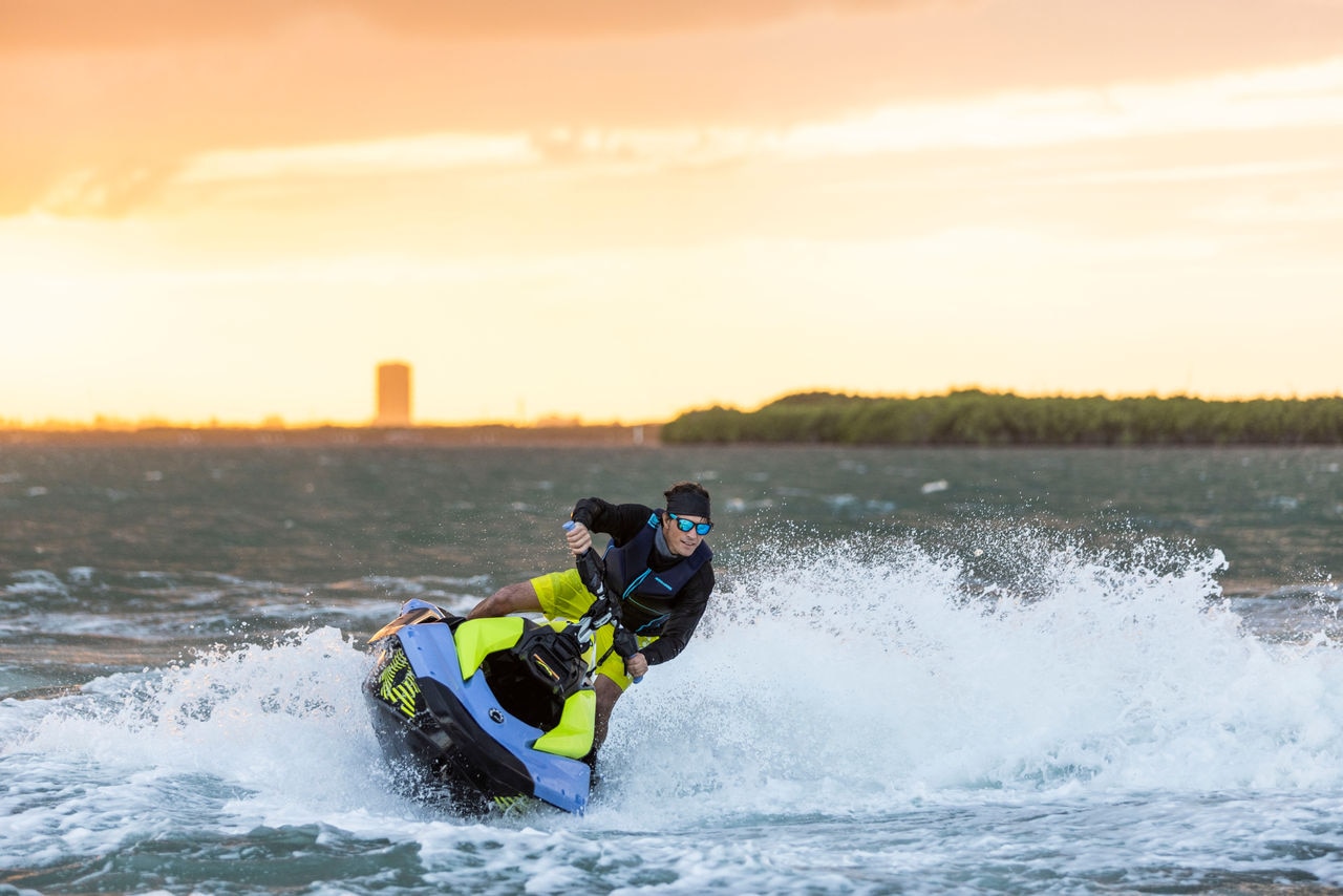 Man rijdt op een Sea-Doo Spark waterscooter