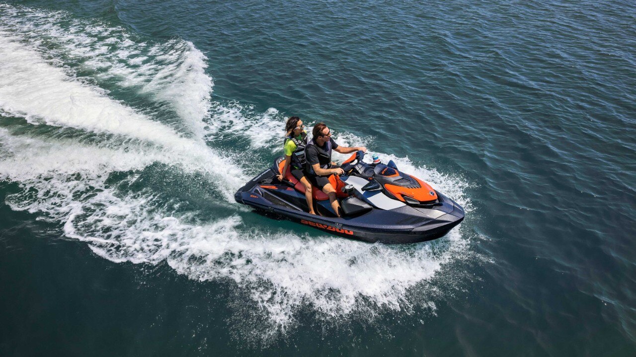 Koppel geniet van een rit op hun Sea-Doo GTI SE