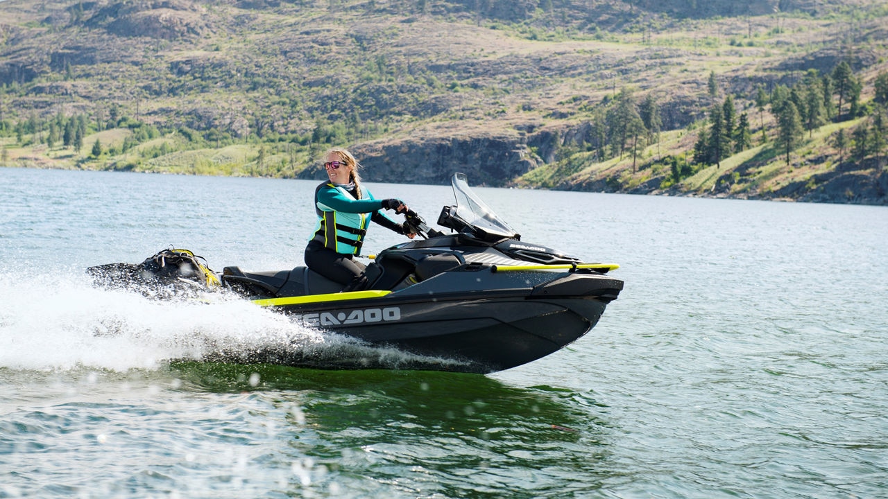 Förare på Sea-Doo Explorer Pro